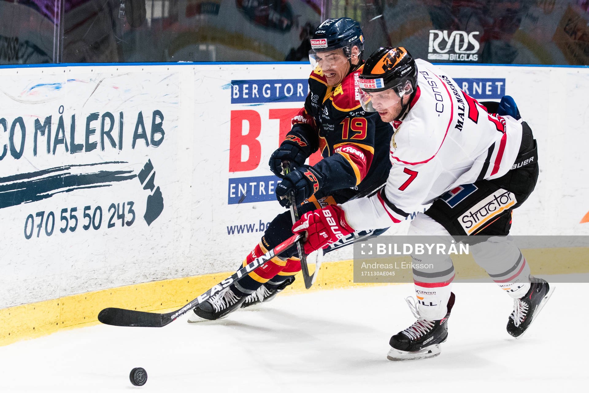 Djurgårdens Rene Bourque i kamp om pucken med Örebros