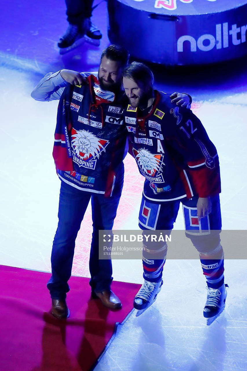 Linköpings Sebastian Karlsson delar ut pris