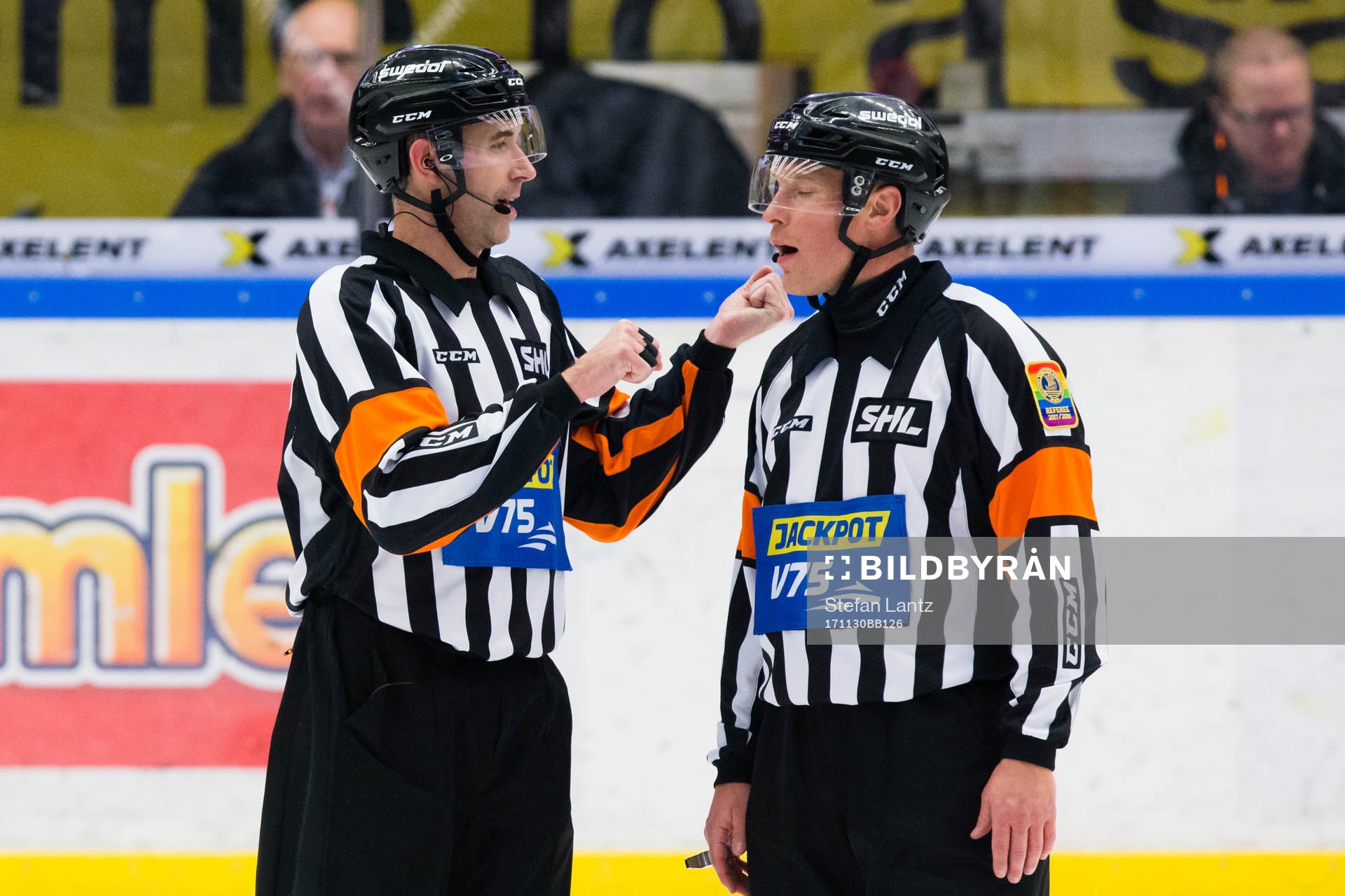 Domarna Linus Öhlund och Tobias Björk