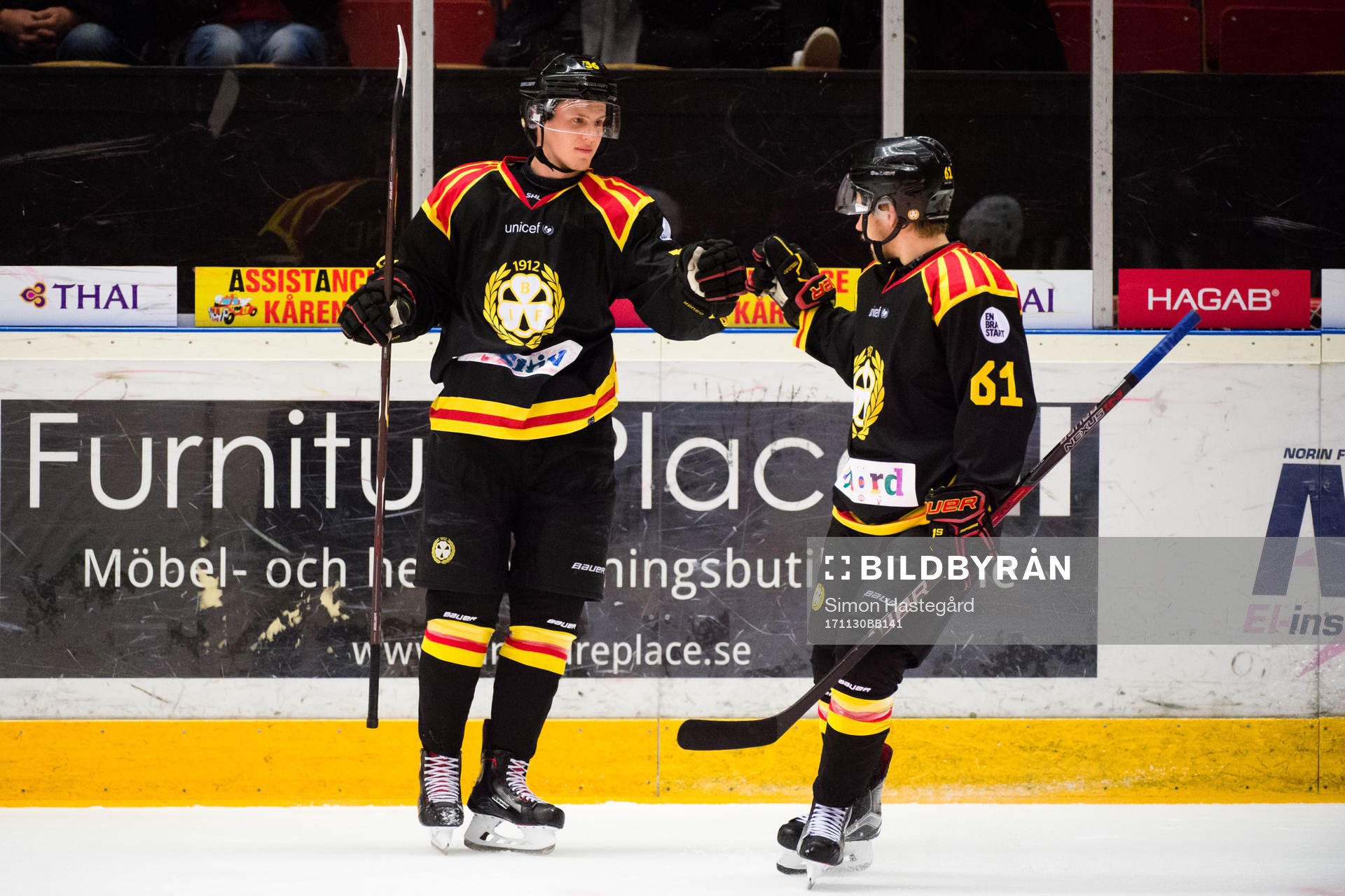 Brynäs Linus Ölund och Juuso Ikonen jublar