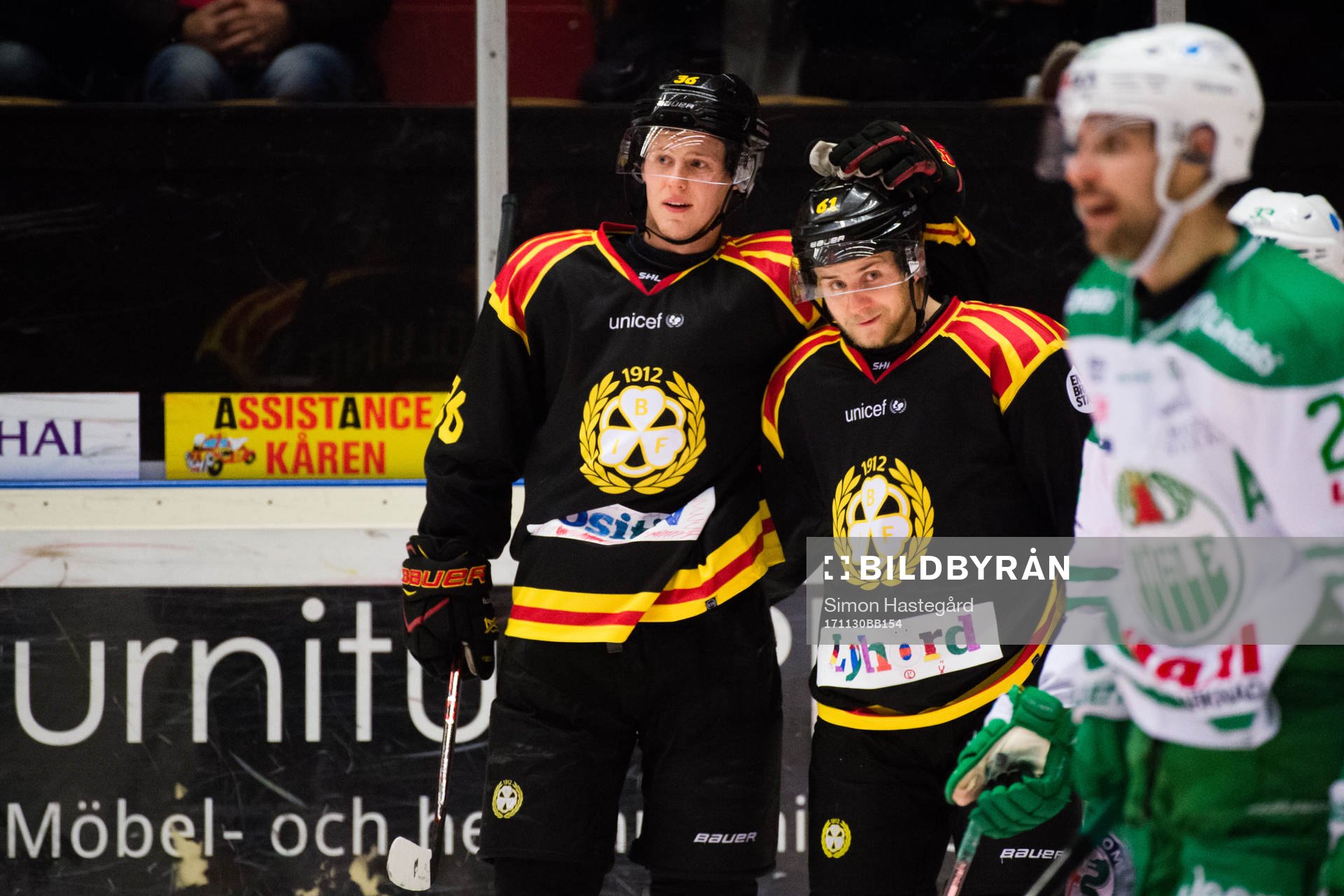 Brynäs Linus Ölund och Juuso Ikonen jublar