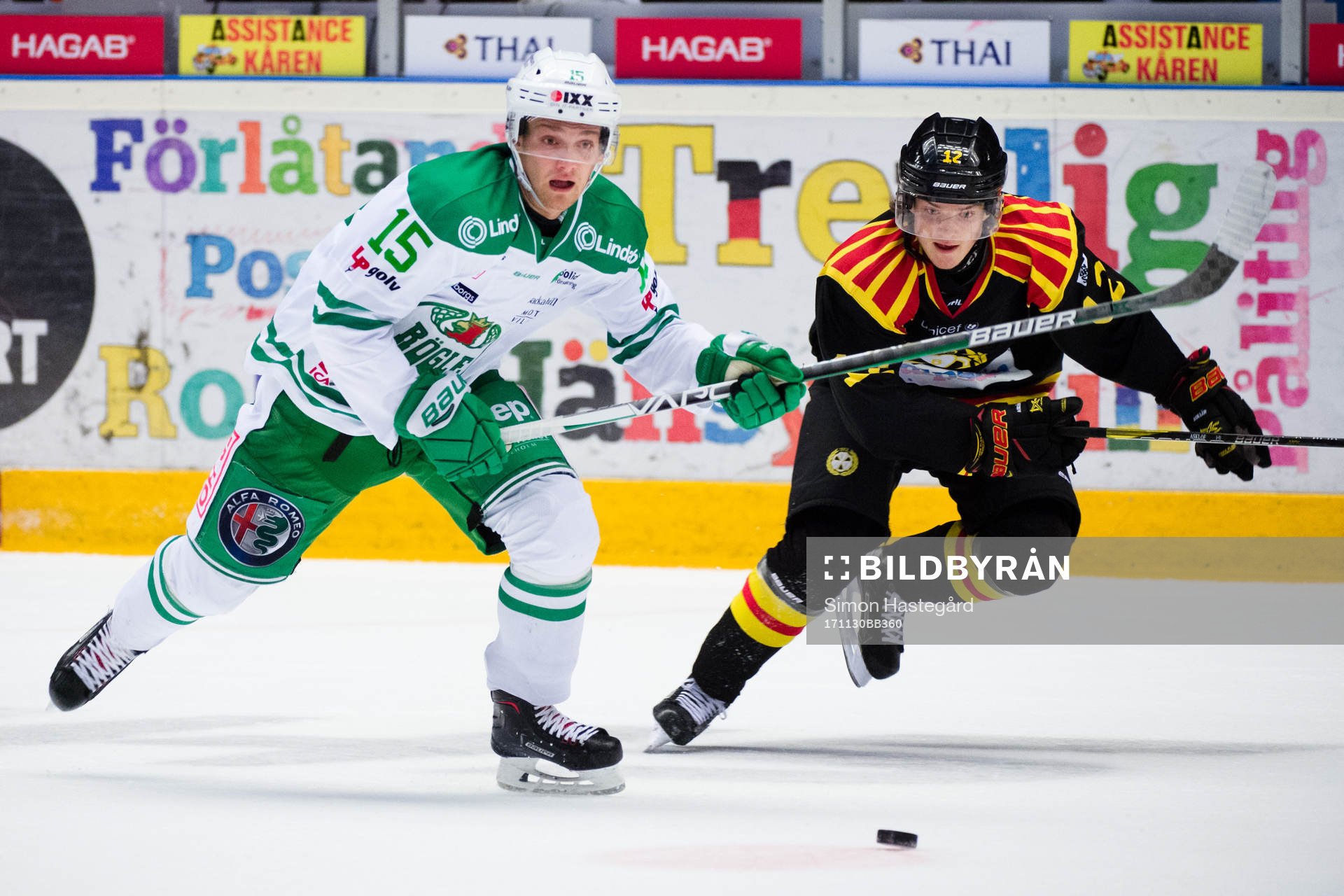 Rögles Simon Ryfors och Brynäs Samuel Asklöf nder