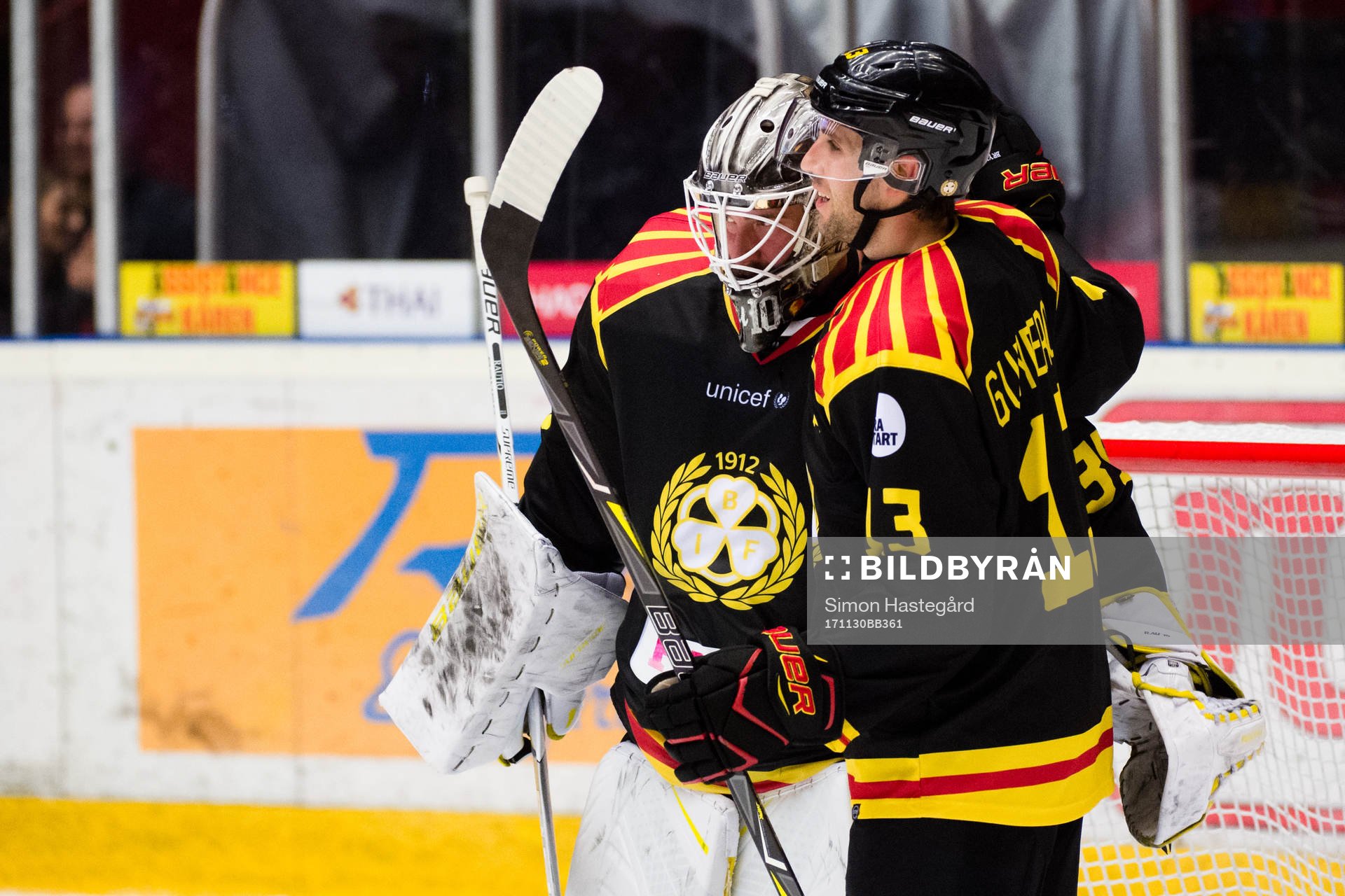 Brynäs målvakt David Rautio och Ryan Gunderson jublar