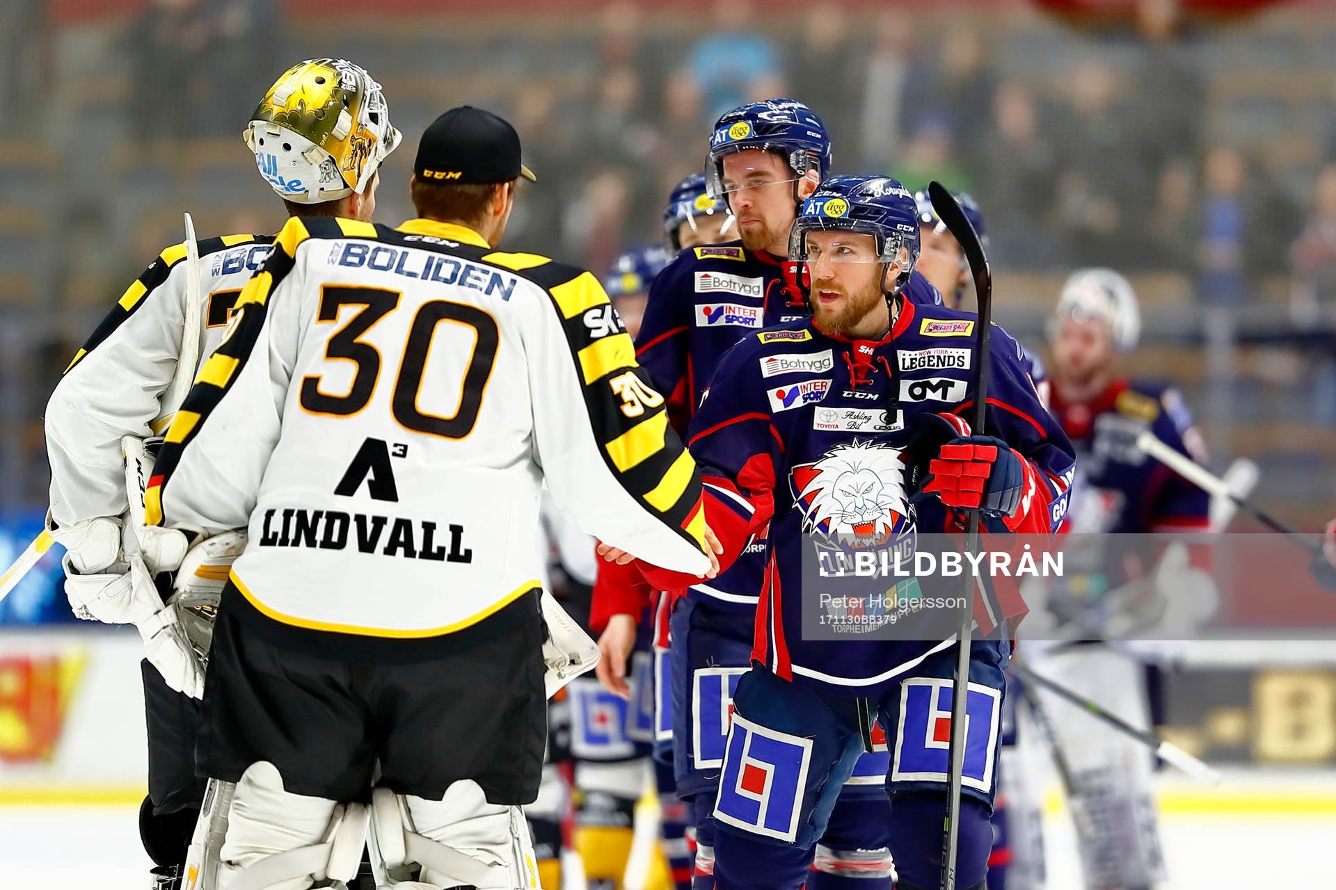 Linköpings Derek Roytackar Skellefteås målvakt Gustaf