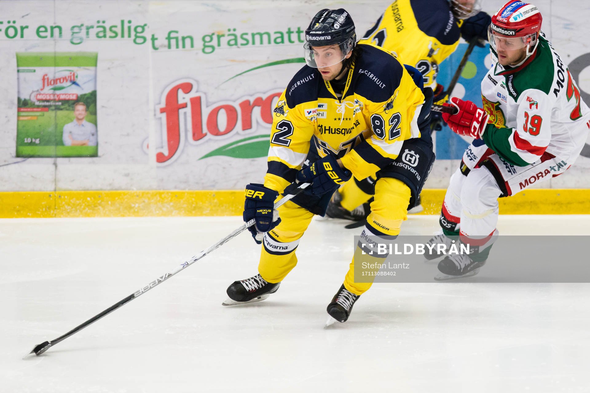 s Kevin Stenlund med pucken före Moras Jacob Nilsson