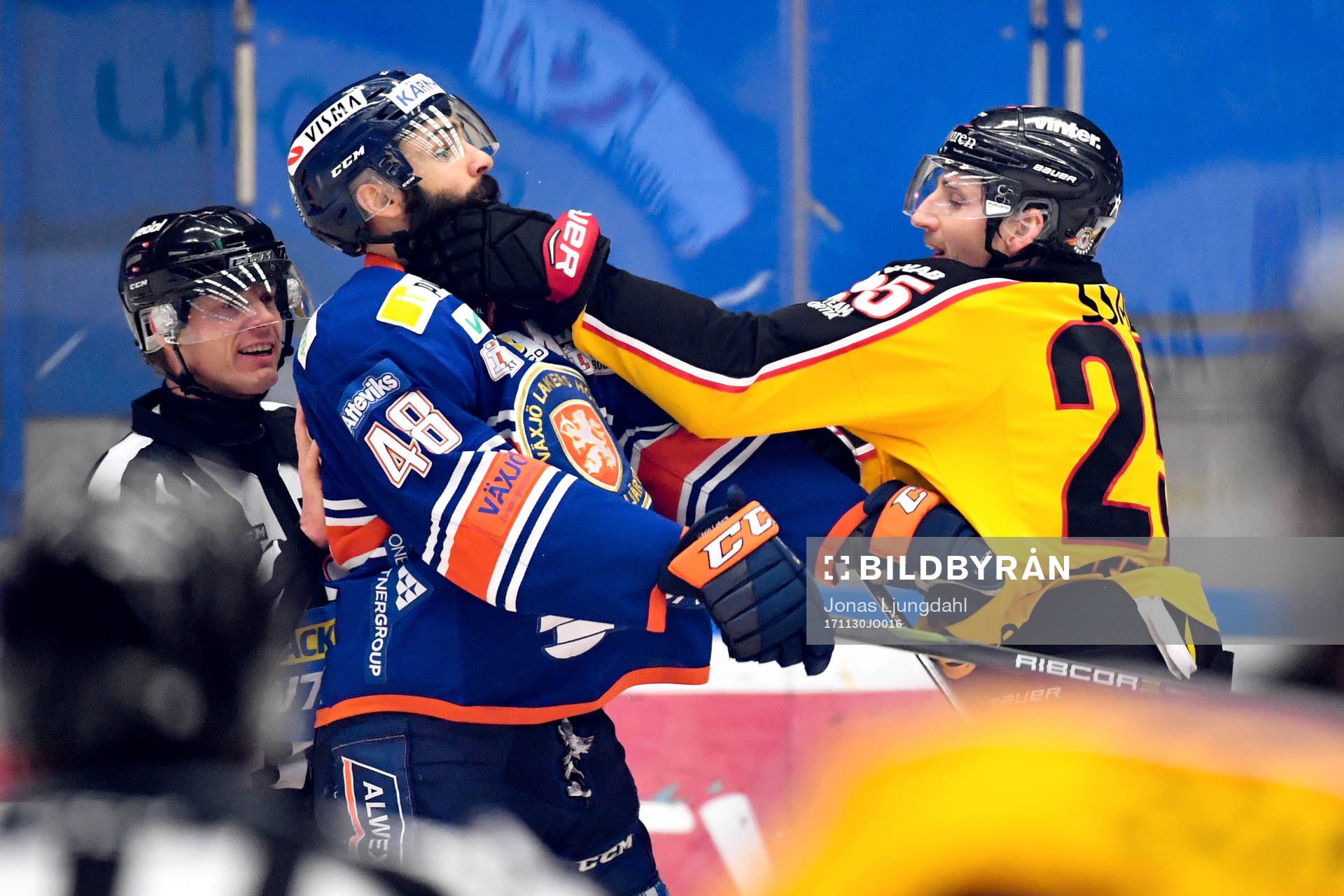 Växjös Daniel Rahimi och Luleås Anton Hedman i ett gruff