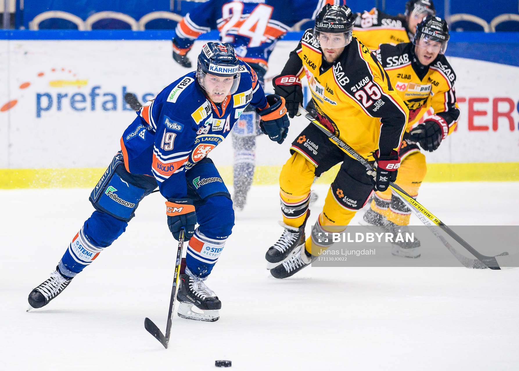 Växjös Tuomas Kiiskinen jagas av Luleås Anton Hedman