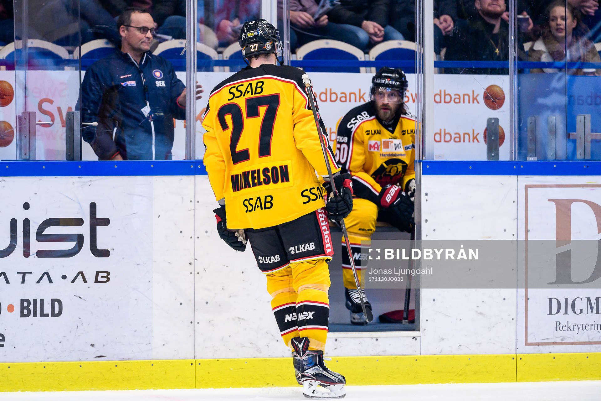 Luleås Brendan Mikkelson på väg ut i utvisningsbåset
