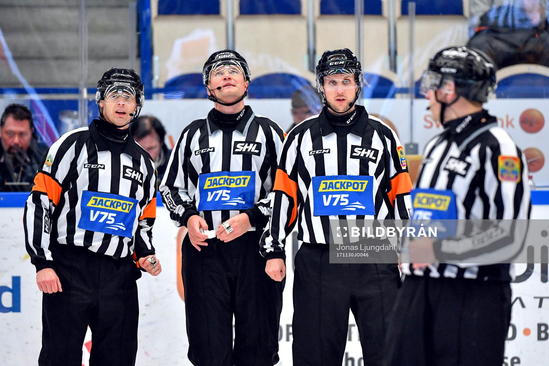 Domarteamet med huvuddomare Mikael Andersson och Patric