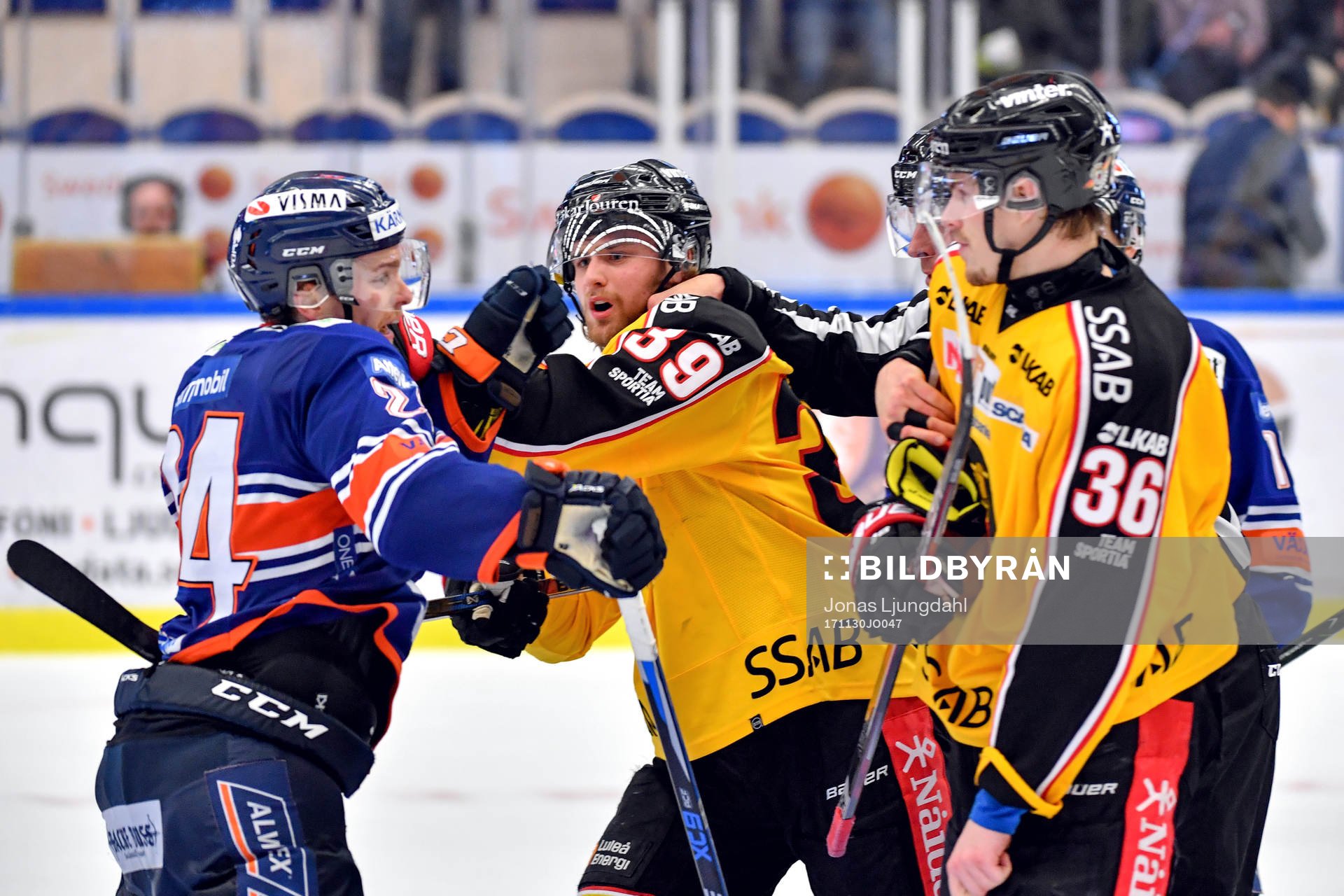 Växjös Brendan Shinnimin och Luleås Pontus Själin i ett