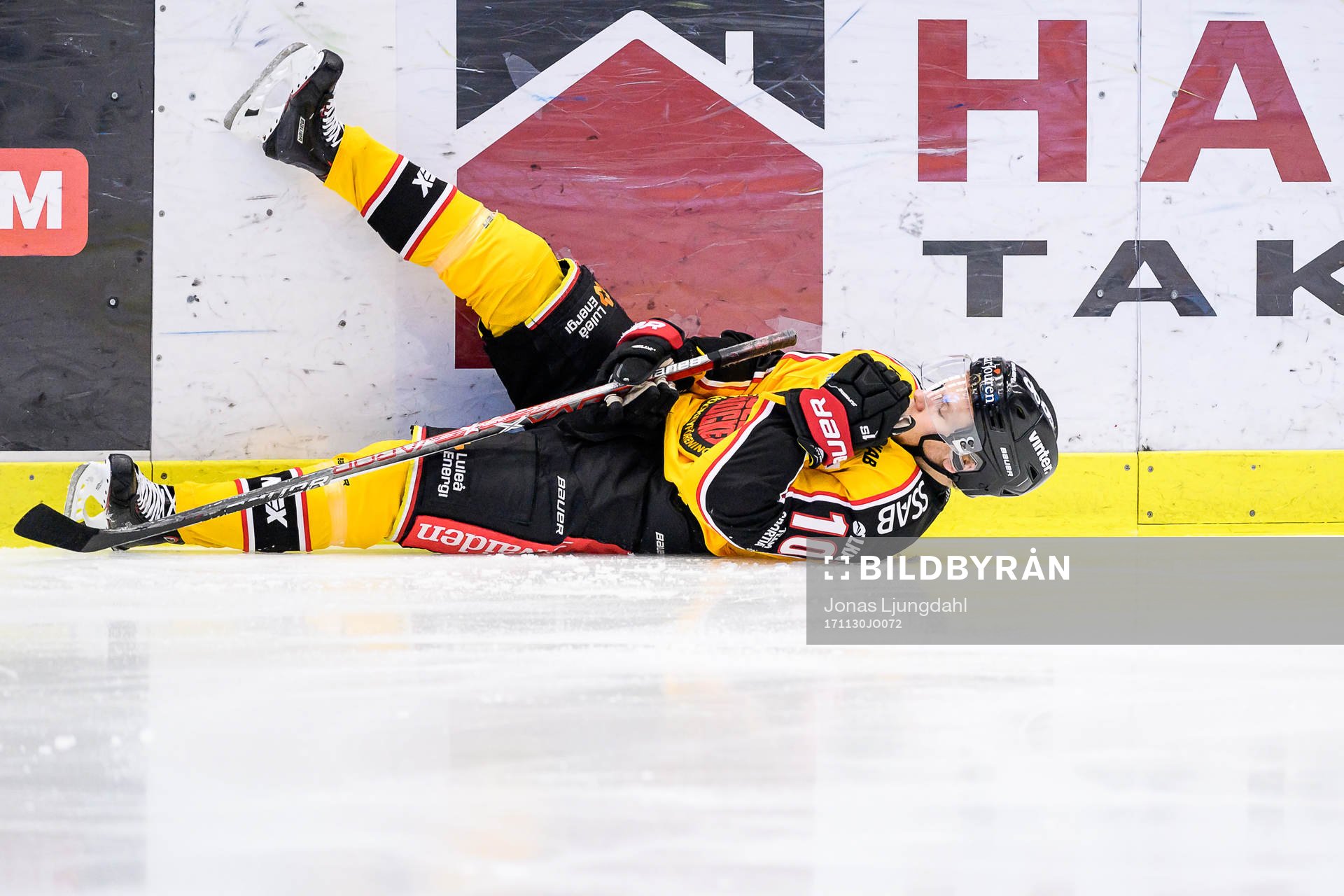 Luleås Einar Emanuelsson faller skadad till isen
