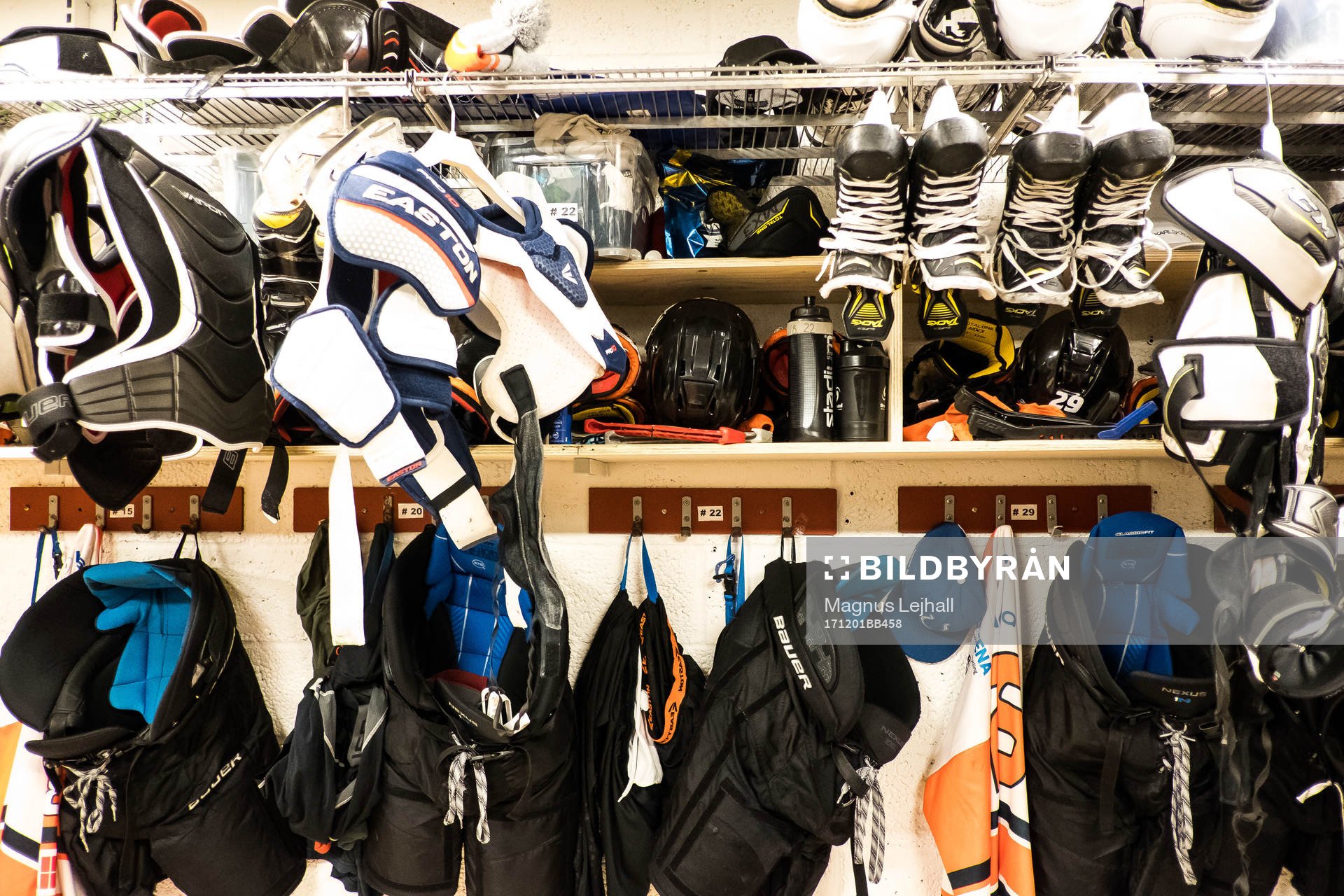 hockeyutrustning i ett omklädningsrum