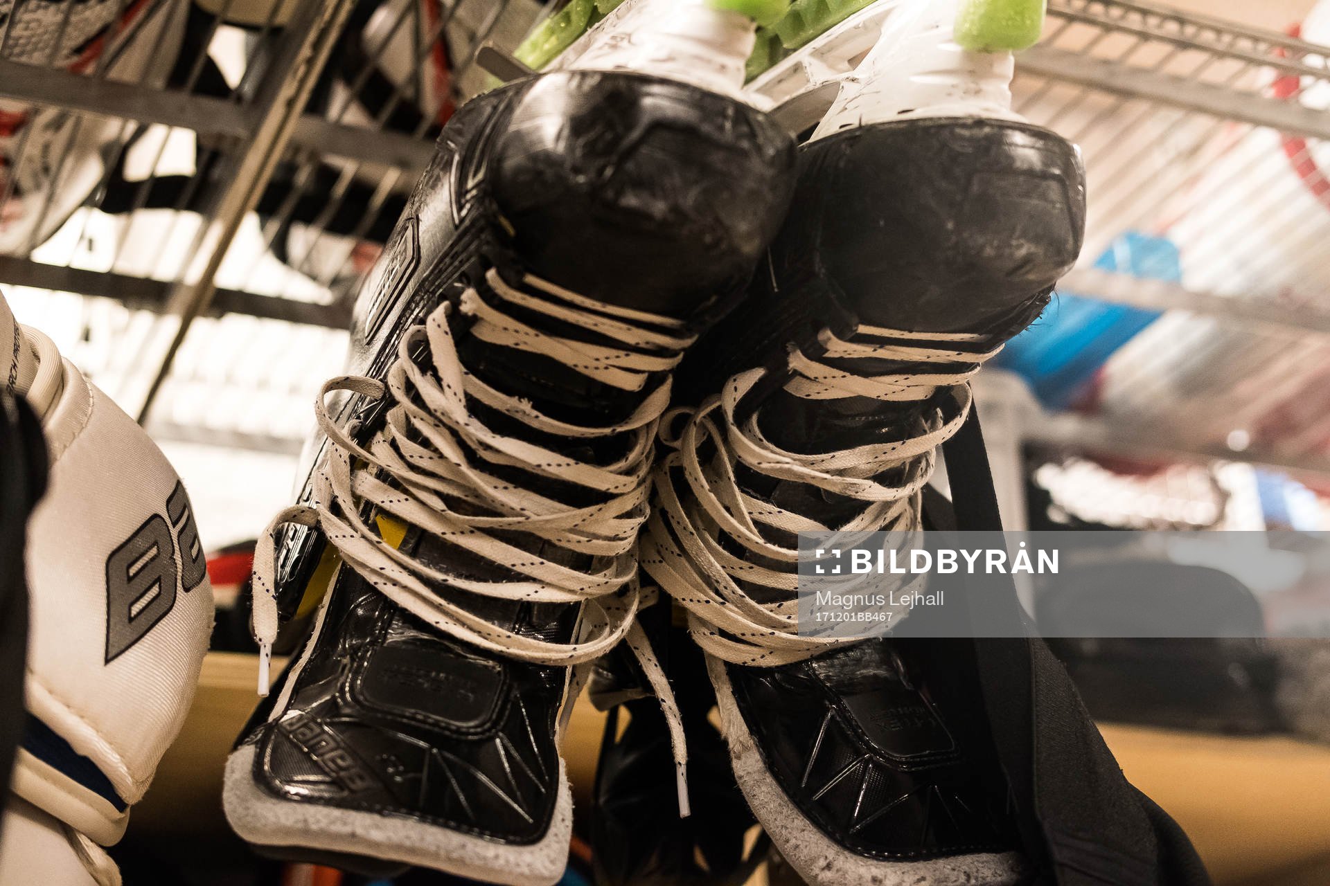 hockeyutrustning, skridskor i omklädningsrum