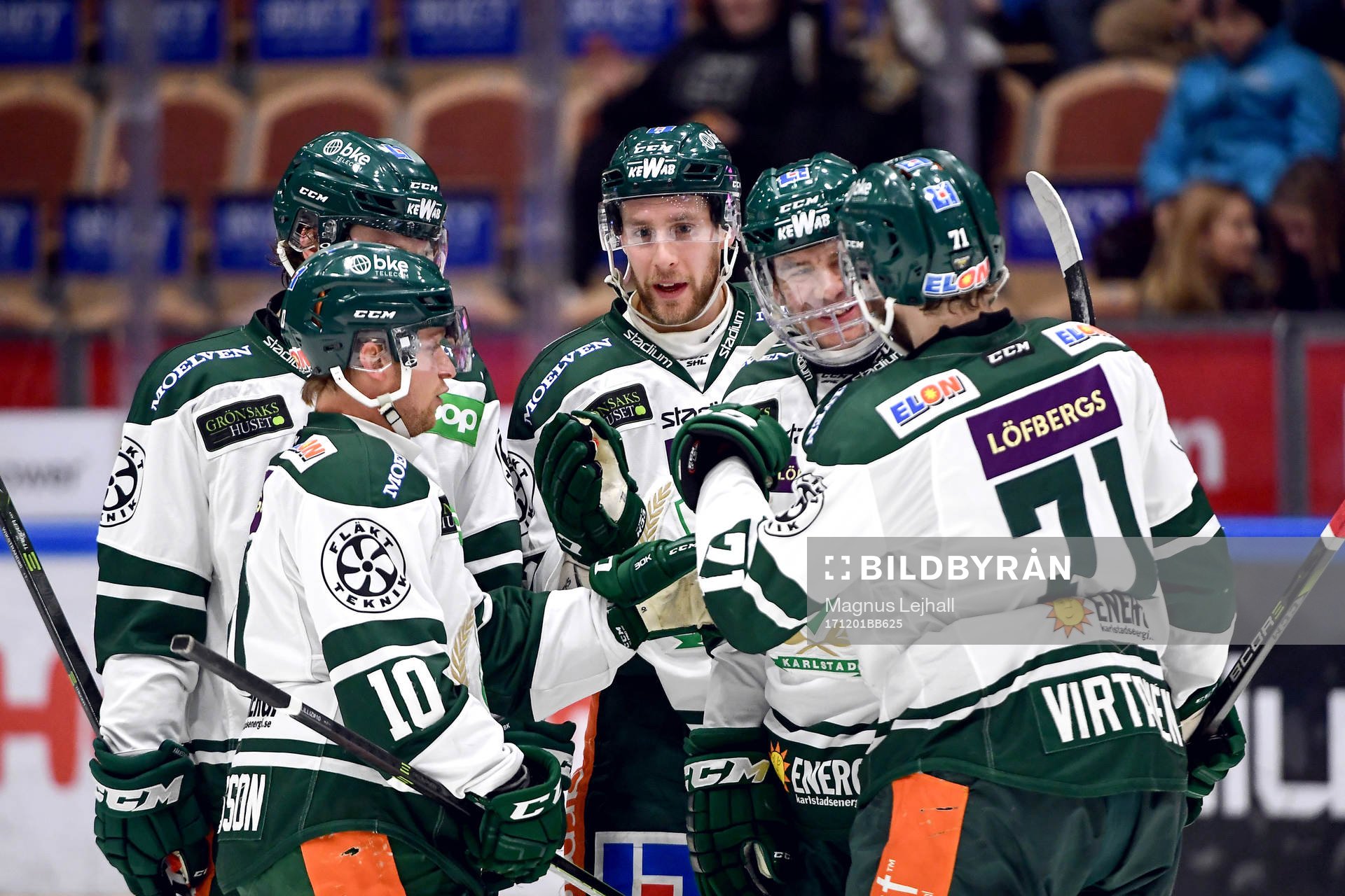 Färjestads Niklas Fogström jublar med lagkamrater