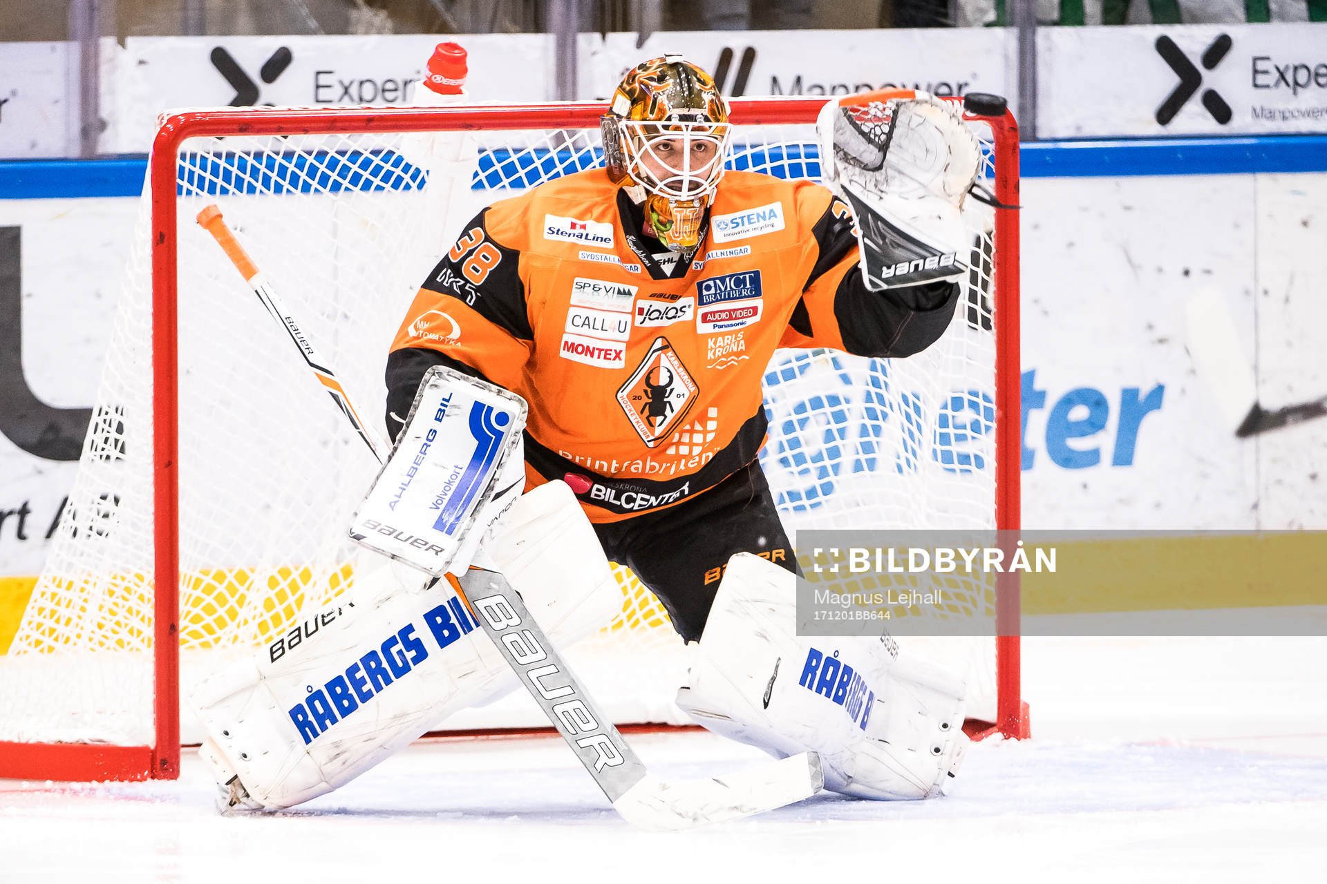 Karlskronas målvakt Johannes Jönsson  räddar