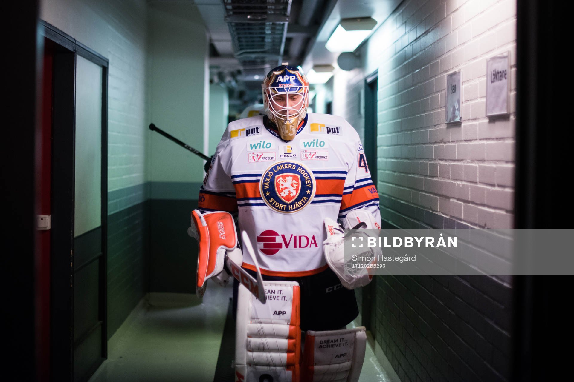 Växjös målvakt Viktor Andrén före  ishockeymatchen i