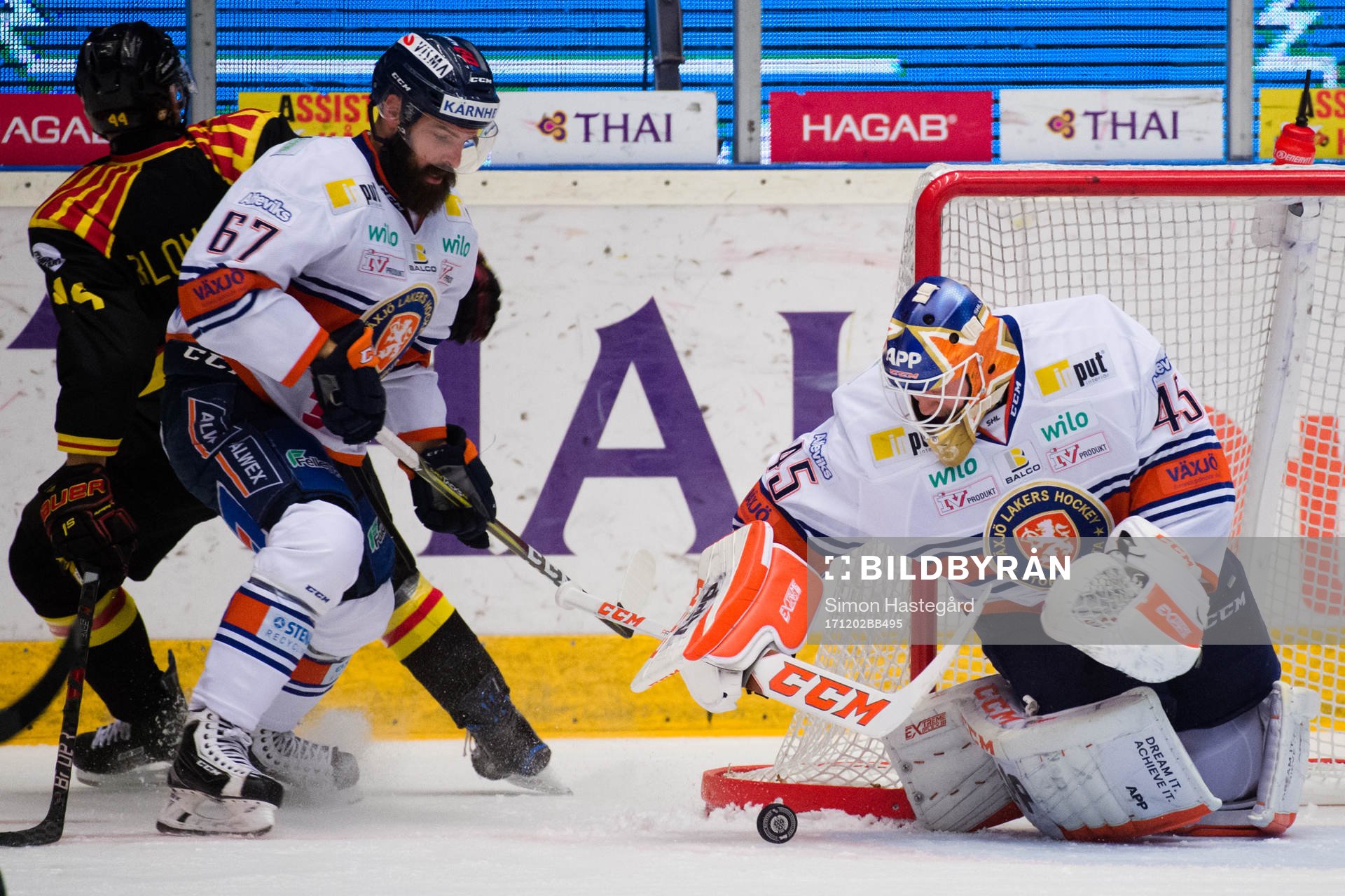 Växjös Linus Fröberg och målvakt Viktor Andrén