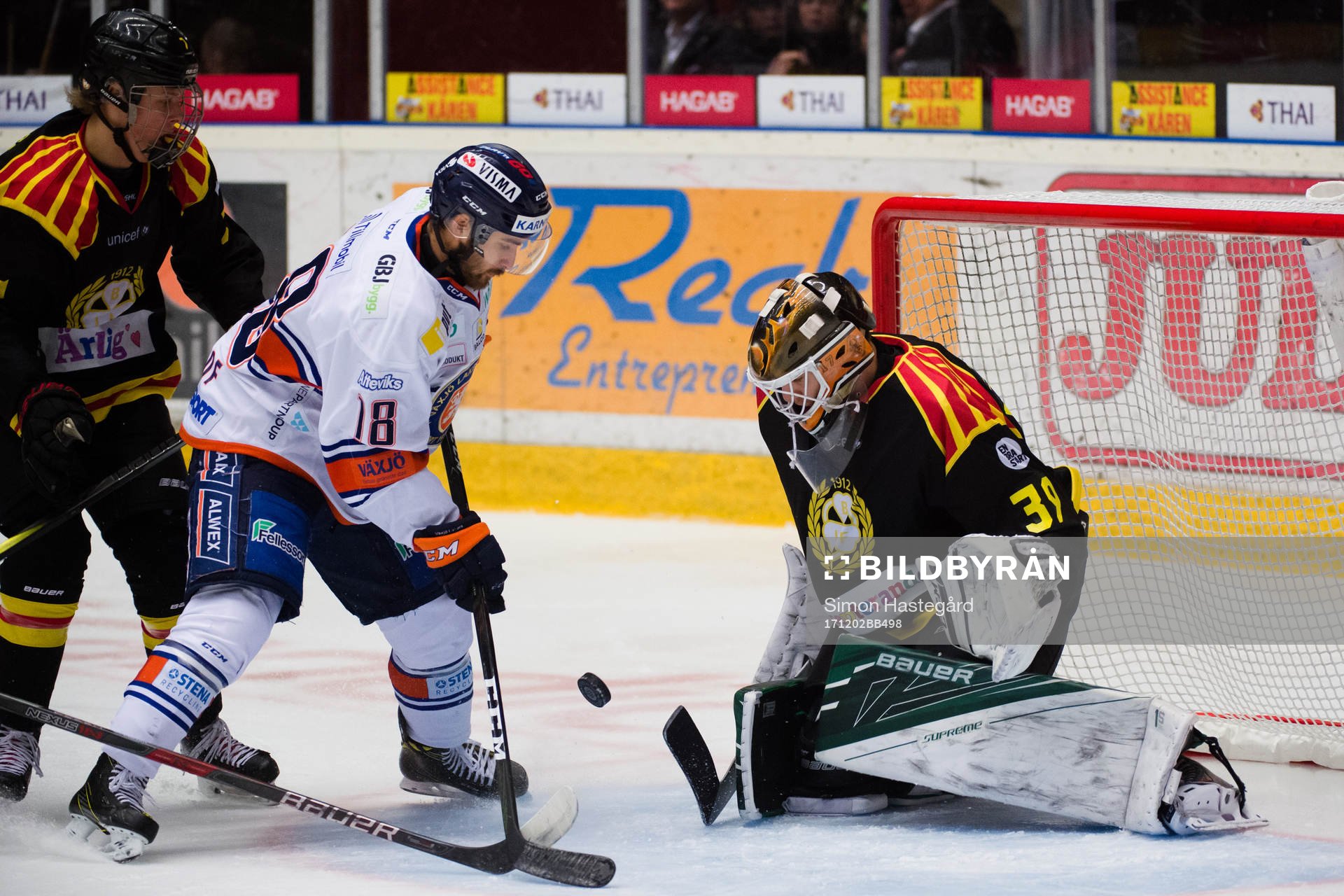 Växjös Andrew Calof oroar framför Brynäs målvakt Linus