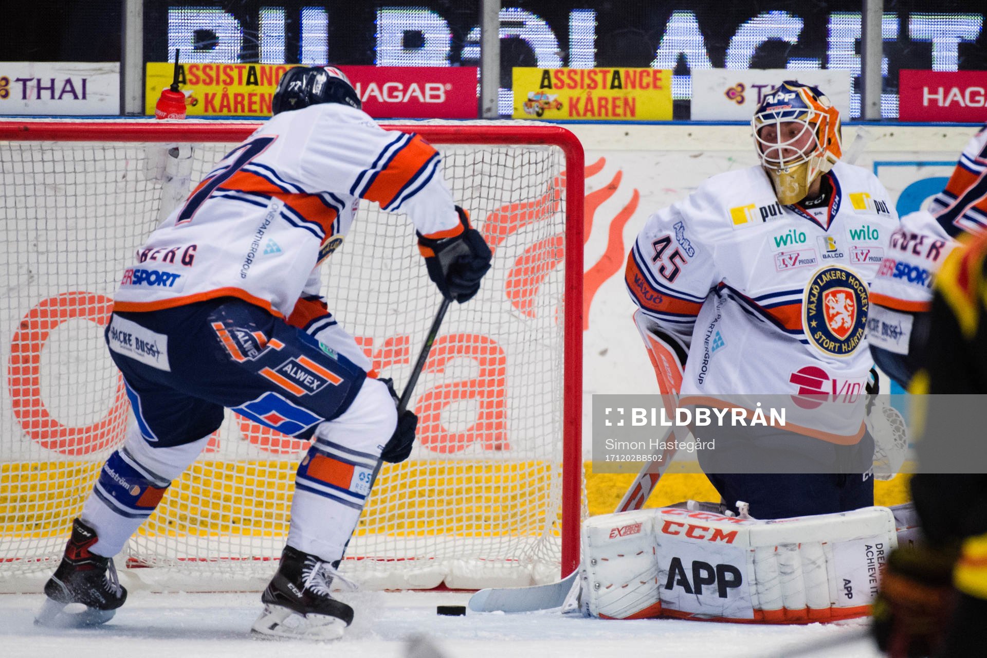 Växjös Pontus Netterberg rensar bort puck bakom Växjös