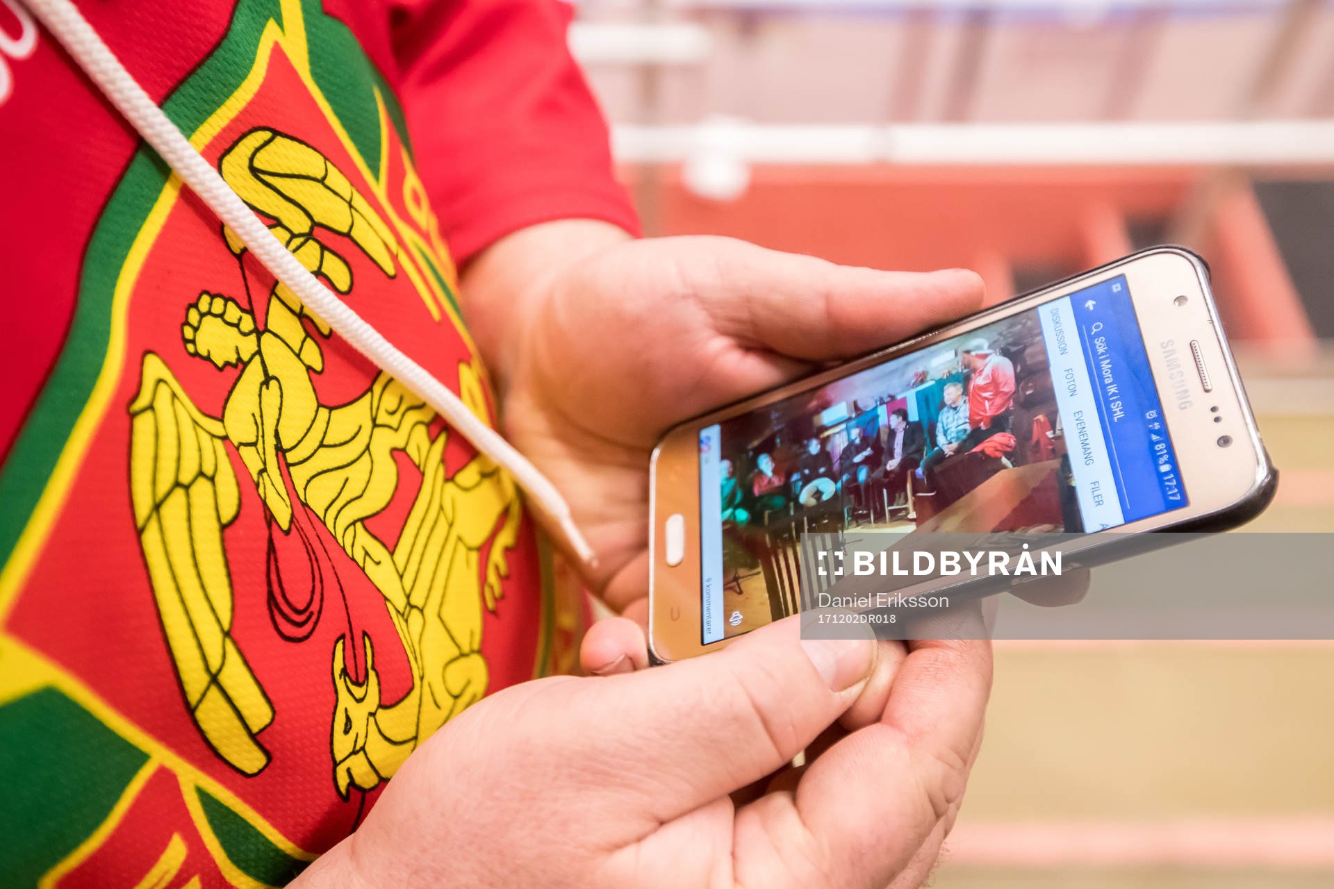 Kollar Mora IKs facebook på mobilen i ishockeymatchen i
