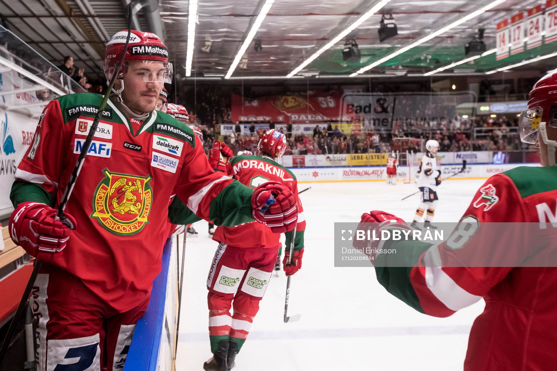 Moras Tomas Skogs jublar i båset