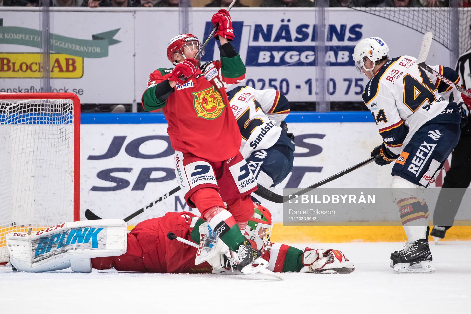 Moras målvakt Christian Engstrand blockerar chans från