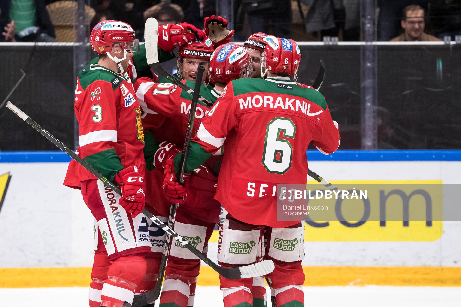 Moras Robin Johansson jublar