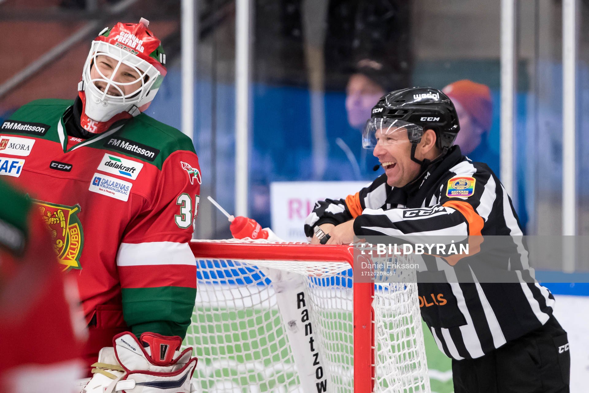 Moras målvakt Christian Engstrand och domare Wolmer