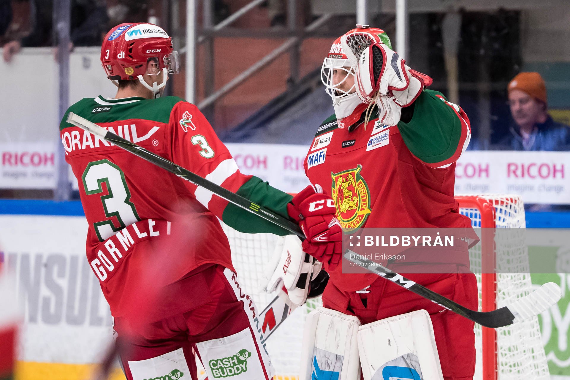 Moras Brandon Gormley och Moras målvakt Christian