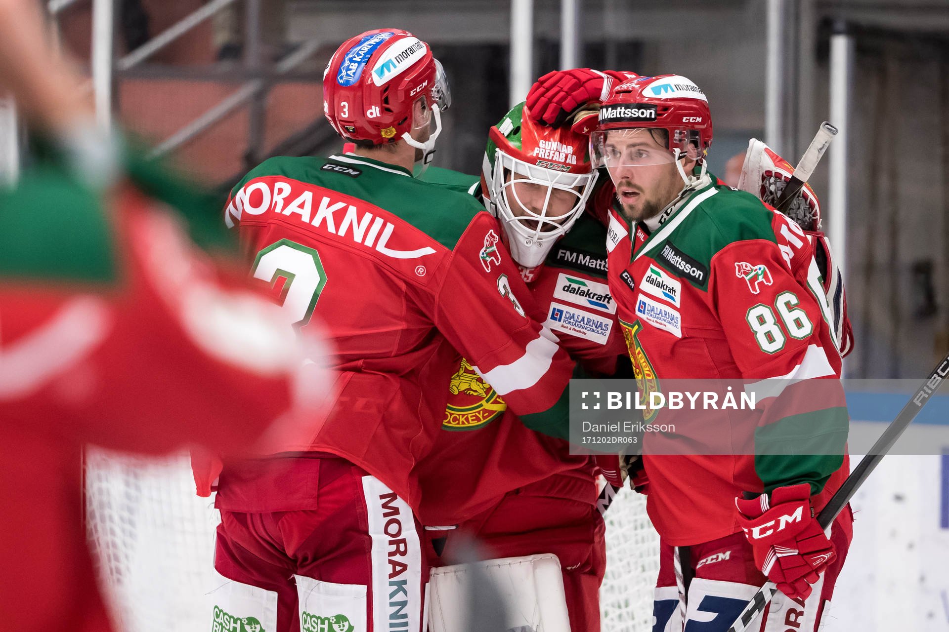 Moras Brandon Gormley och Moras målvakt Christian