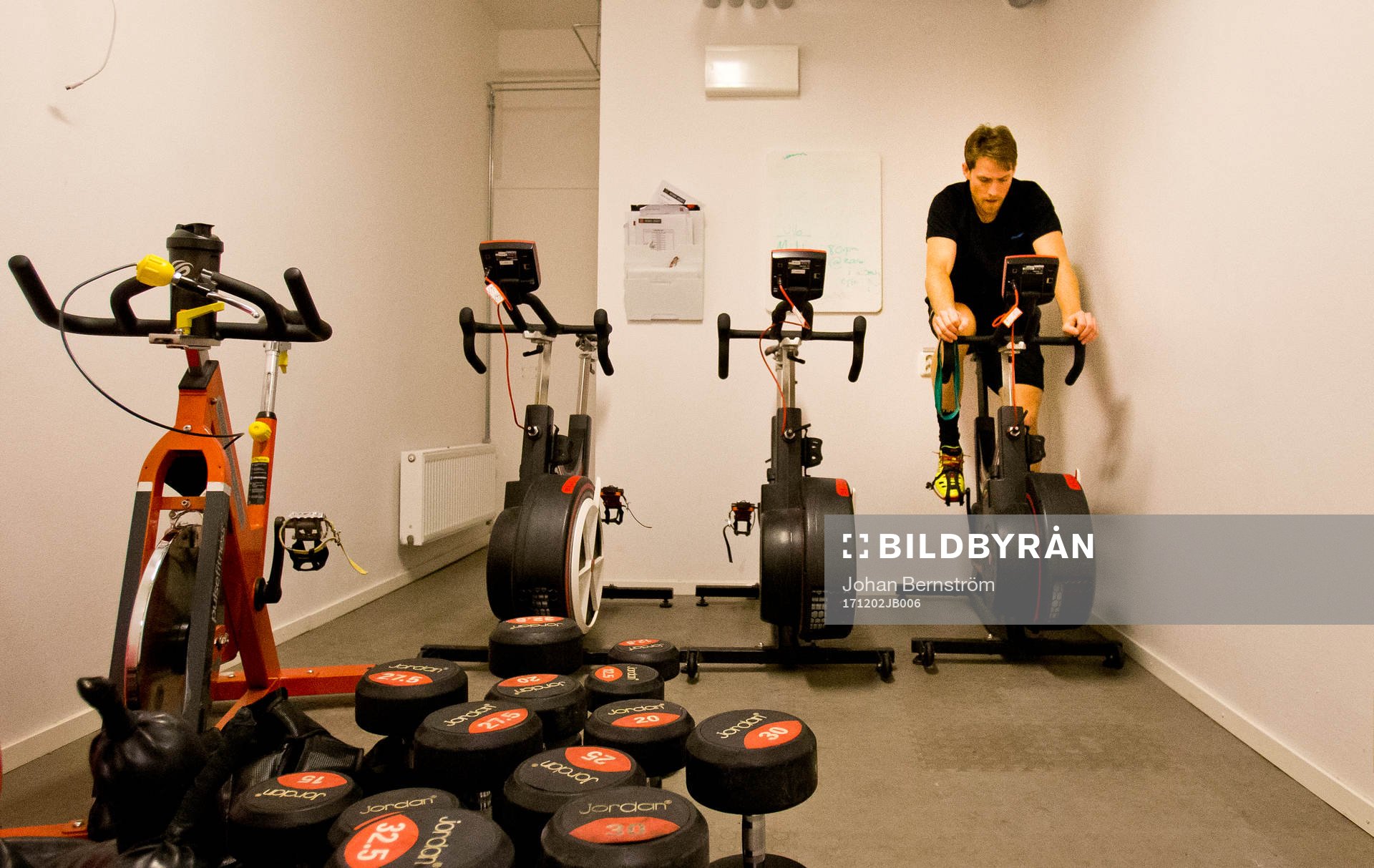Örebros Joakim Andersson värmer upp