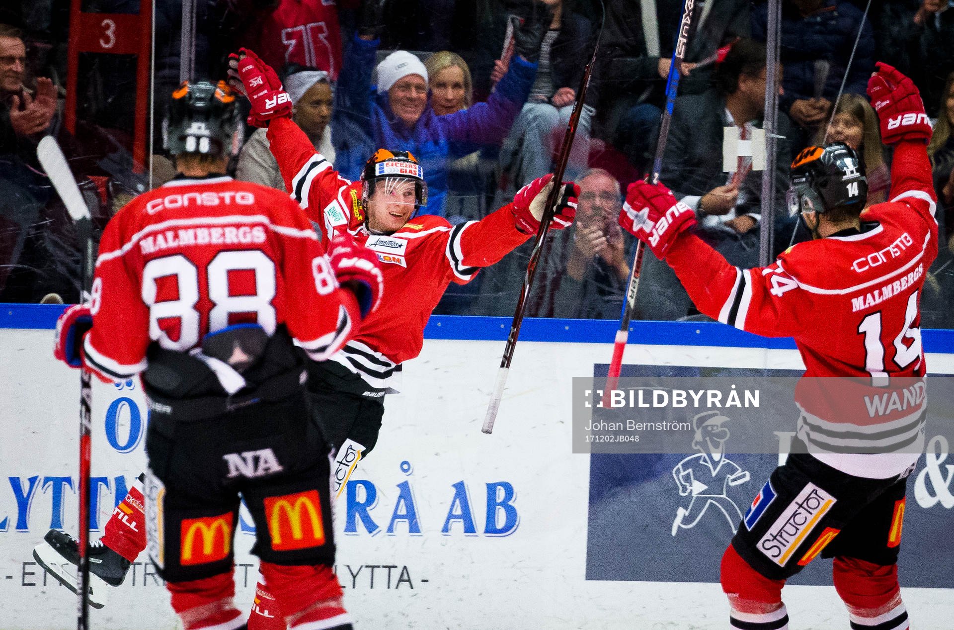 Örebros Sakari Manninen gör 3-0 och jublar med Viktor
