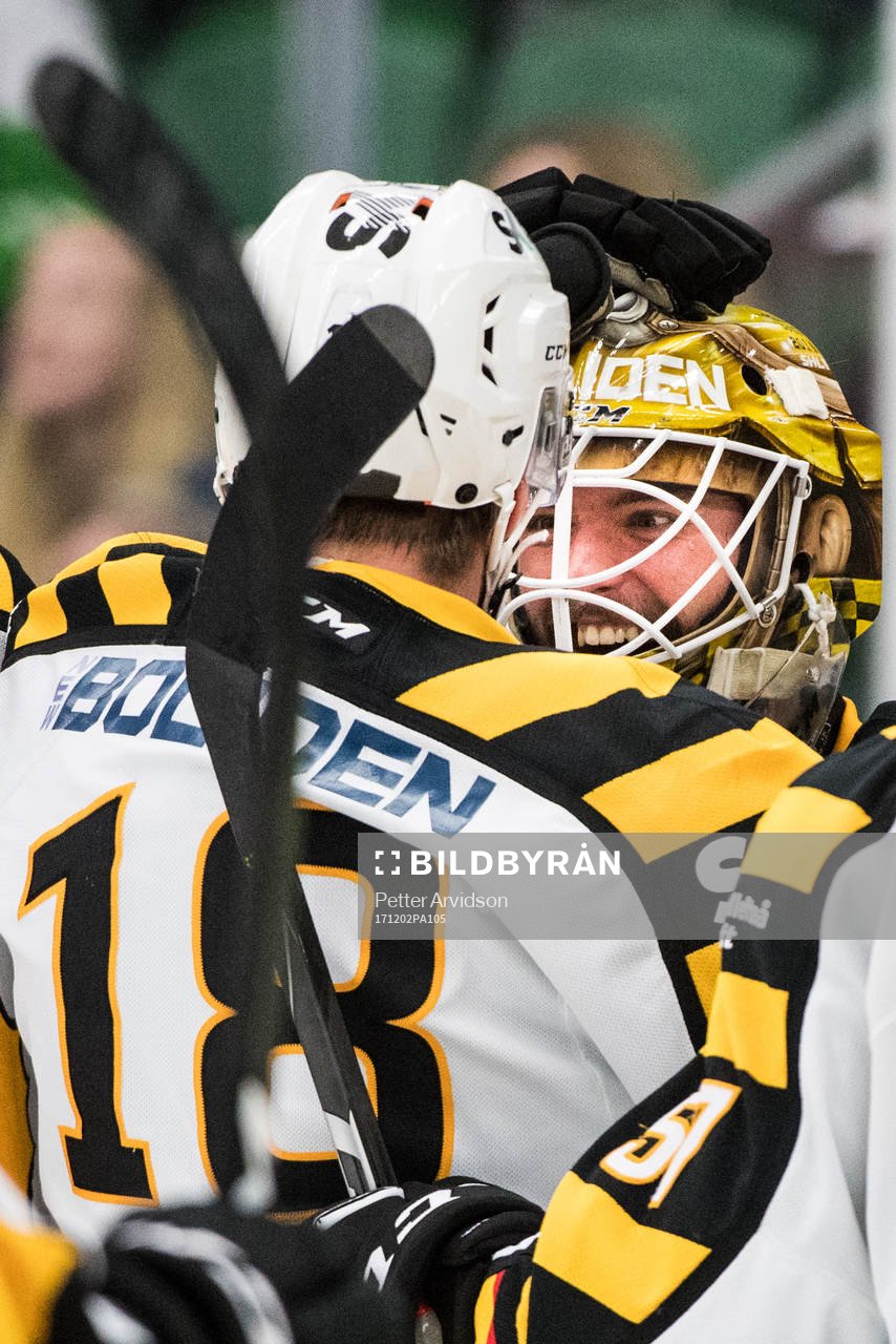Skellefteås målvakt Gustaf Lindvall jublar med Pontus