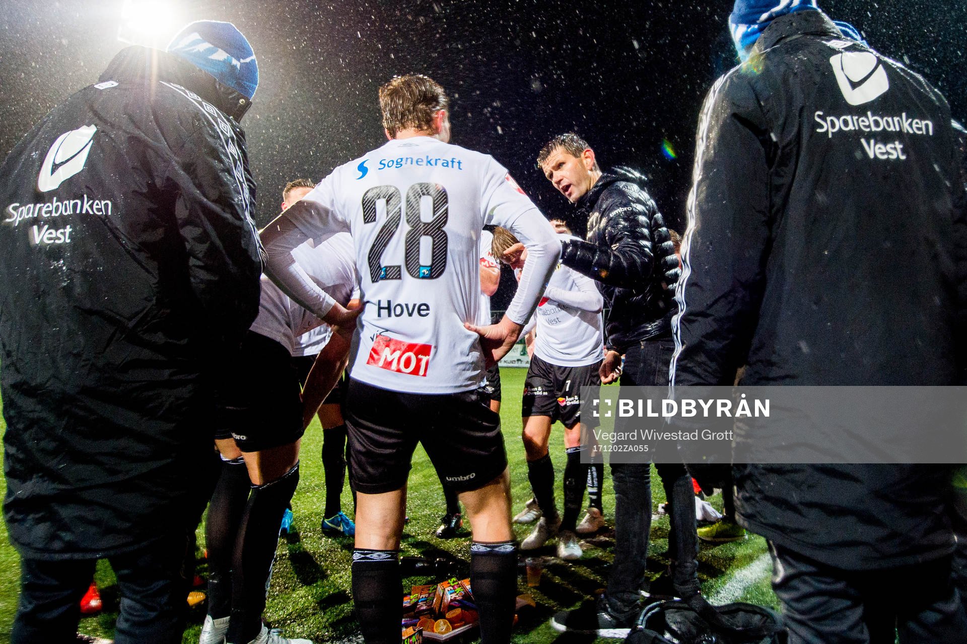 Eirik Bakke, head coach of Sogndal, talks to his team