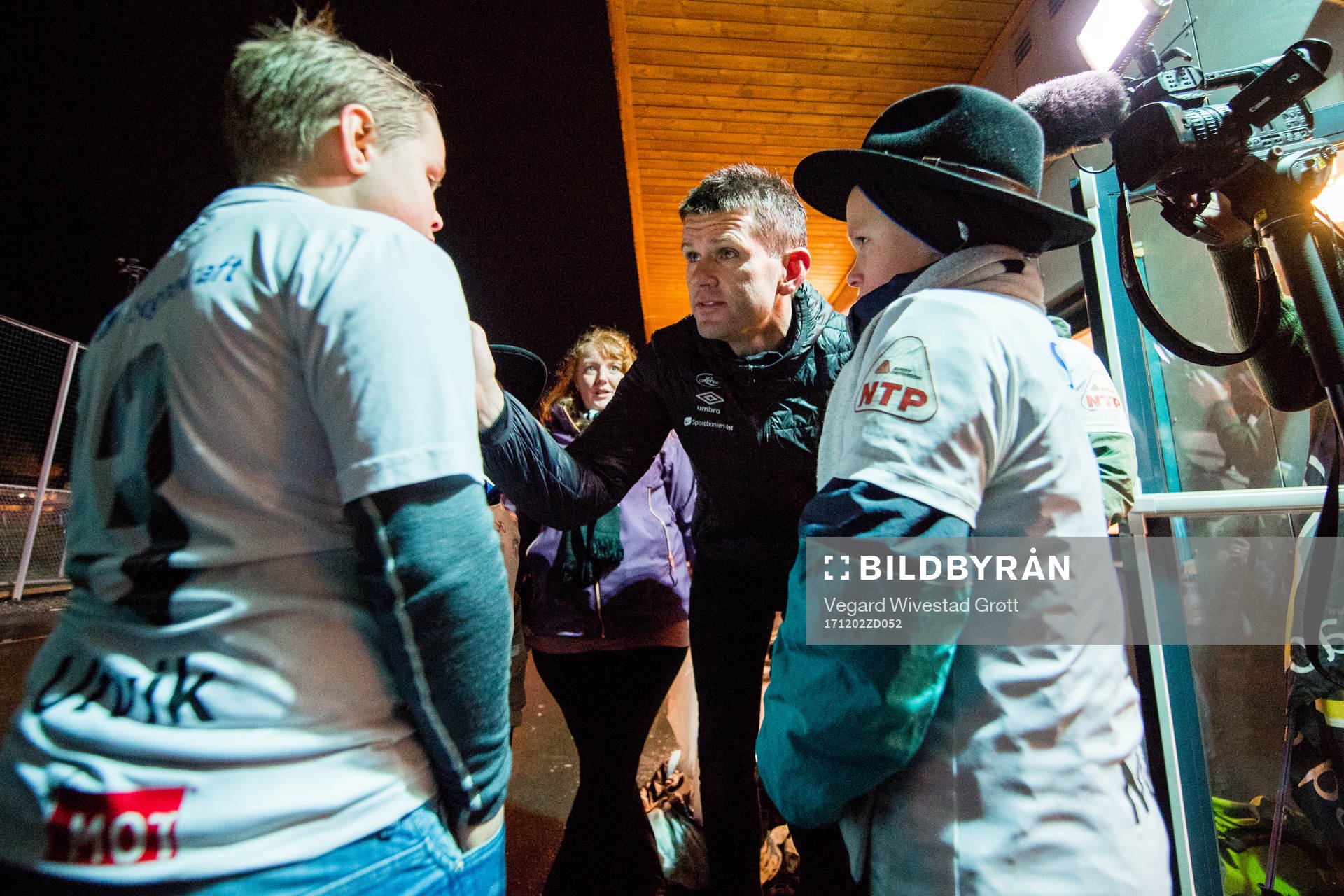 Eirik Bakke, head coach of Sogndal, talks to two young