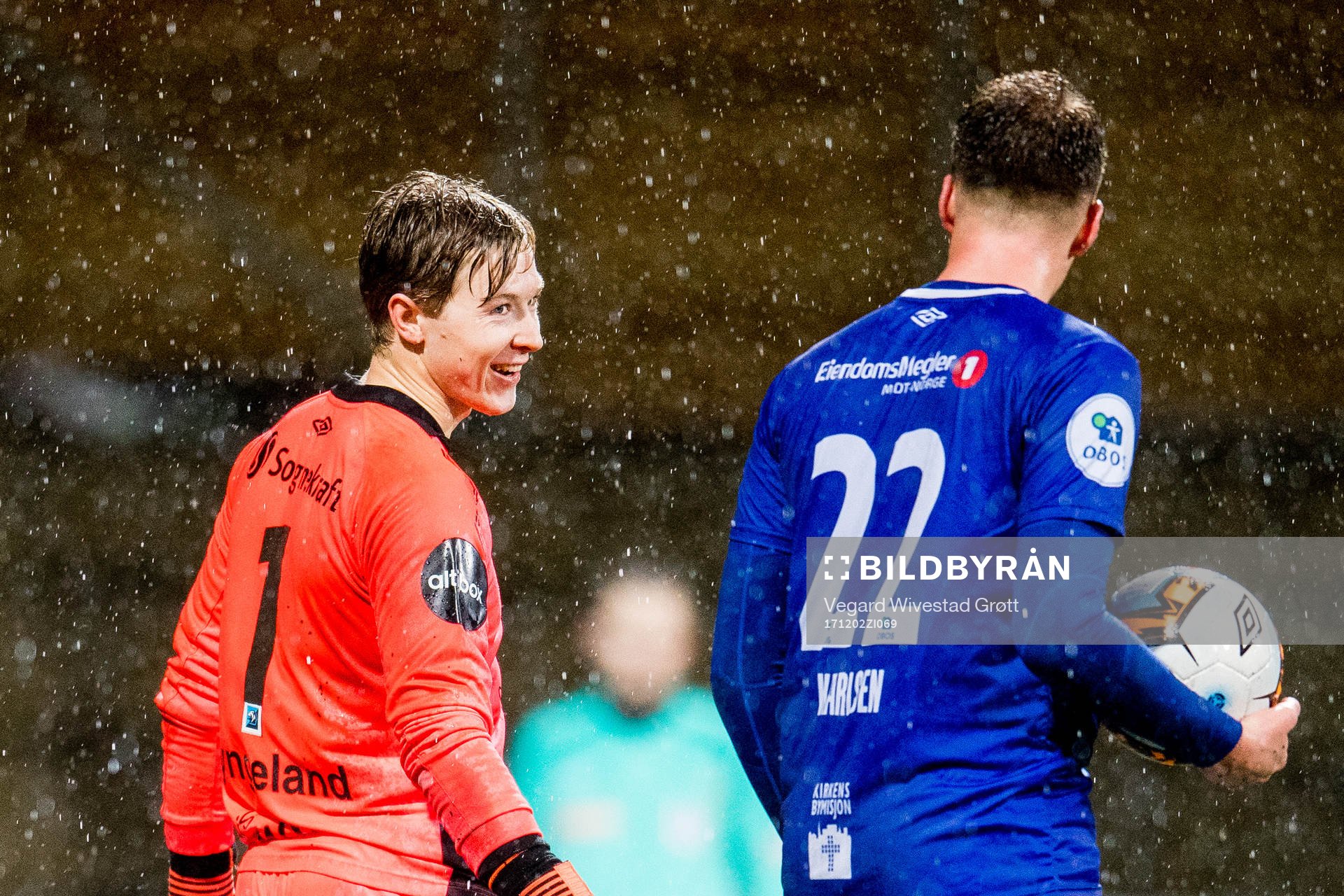 Goalkeeper Mathias Dyngeland of Sogndal talks to Michael