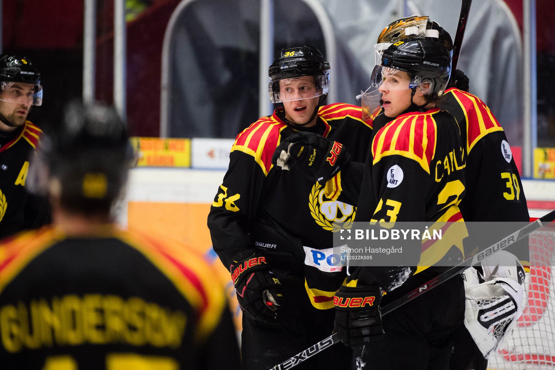 Brynäs Linus Ölund och Lucas Carlsson jublar med målvakt