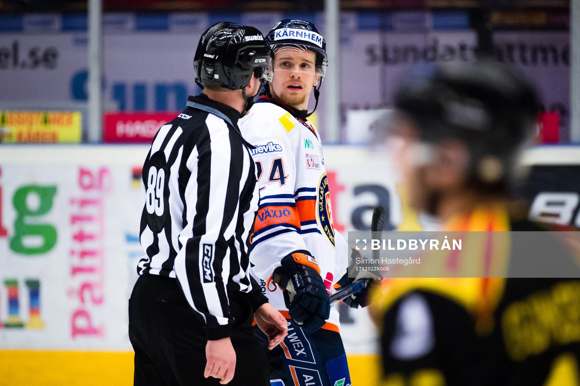 Växjös Brendan Shinnimin får ett matchstraff