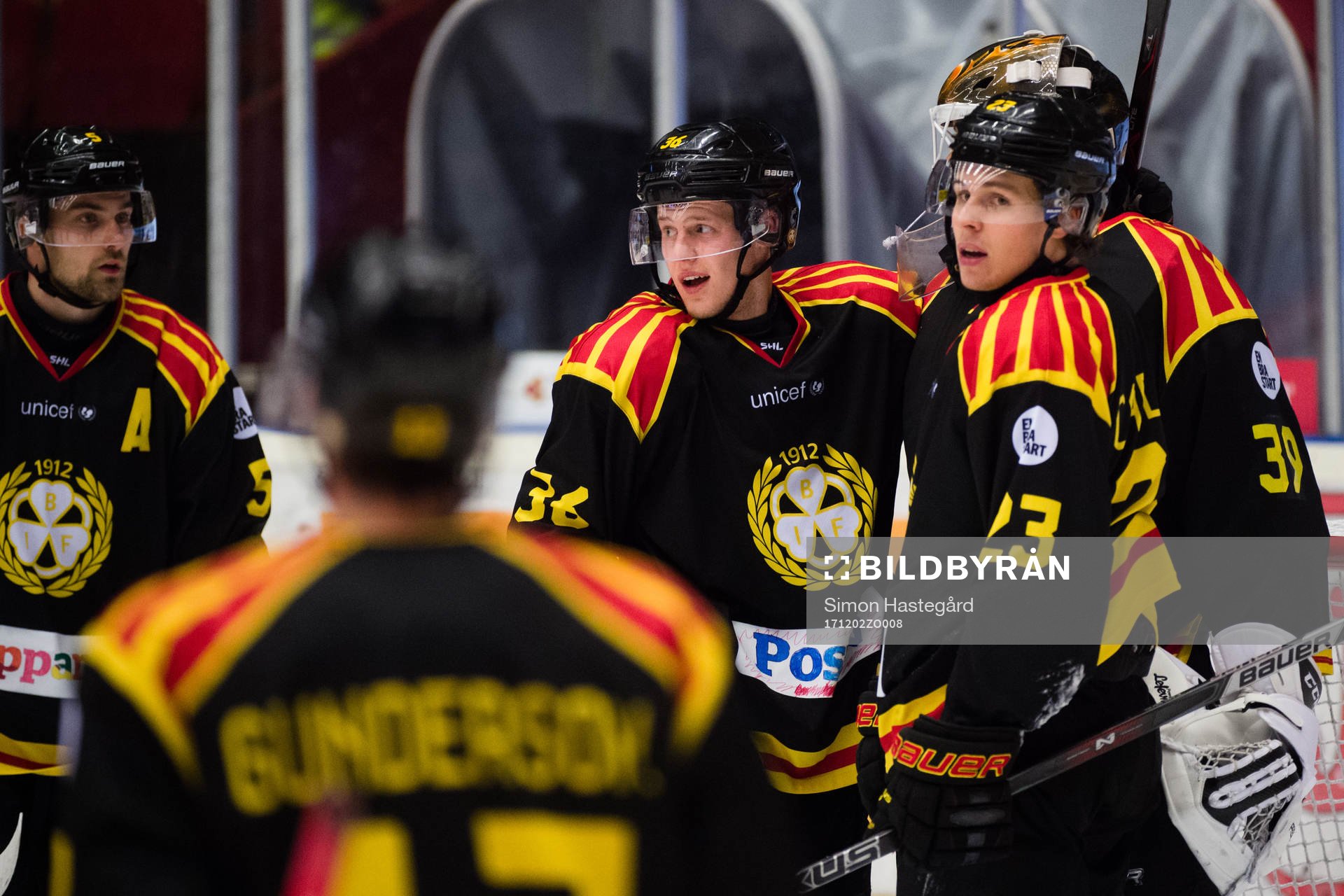 Brynäs Linus Ölund och Lucas Carlsson jublar med målvakt