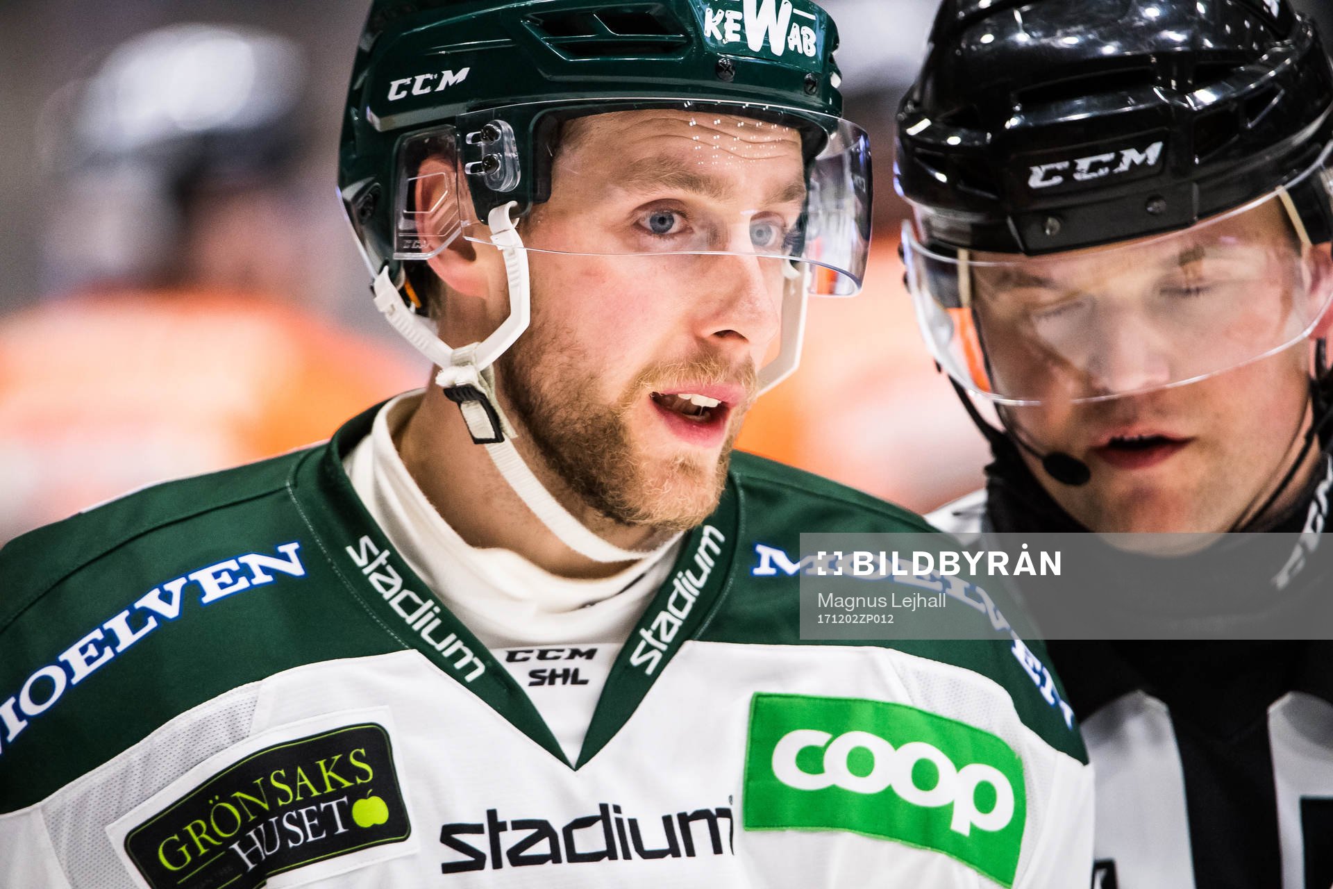 Färjestads Per Åslund  i diskussion med domaren