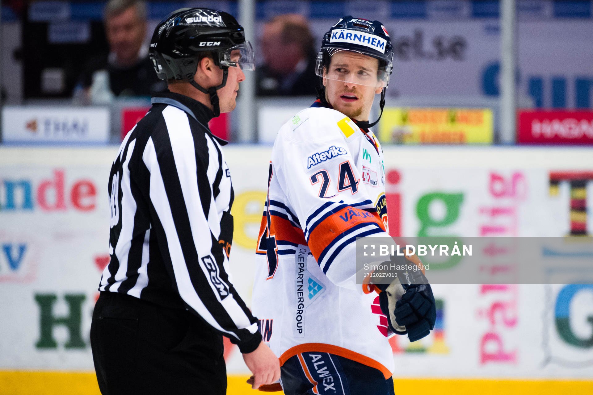 Växjös Brendan Shinnimin får ett matchstraff
