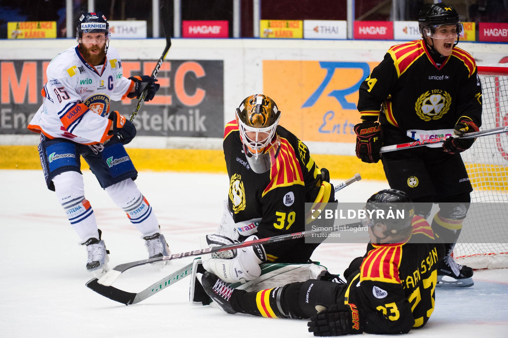 Växjös Liam Reddox oroar framför Brynäs målvakt Linus