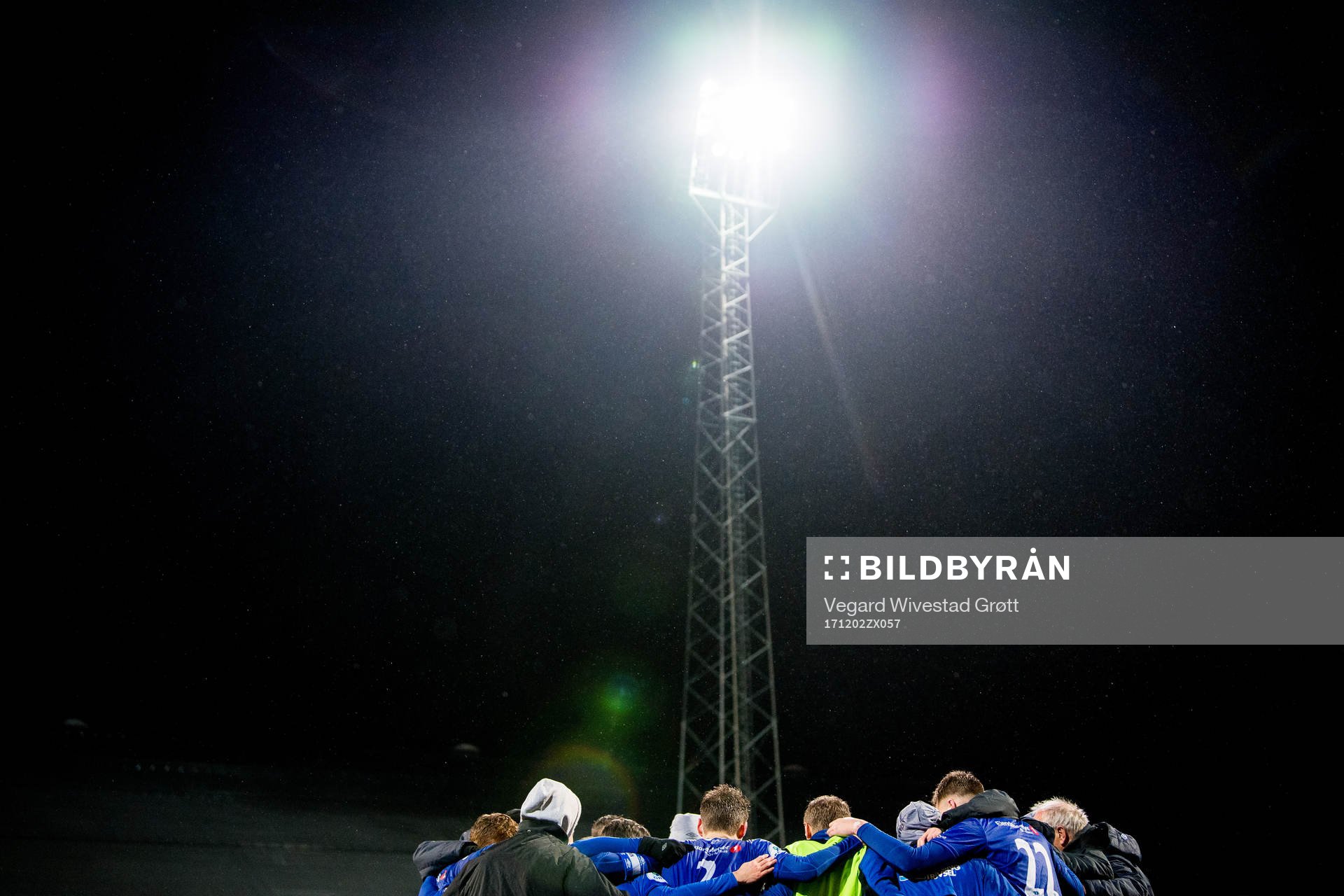 Players and staff of Ranheim gather in a circle
