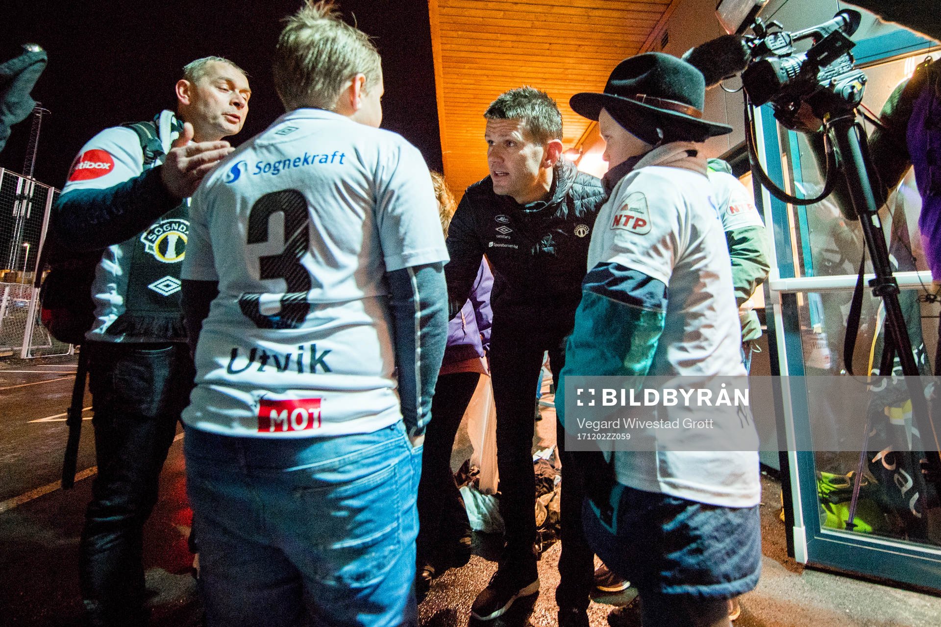 Eirik Bakke, head coach of Sogndal, talks to two young