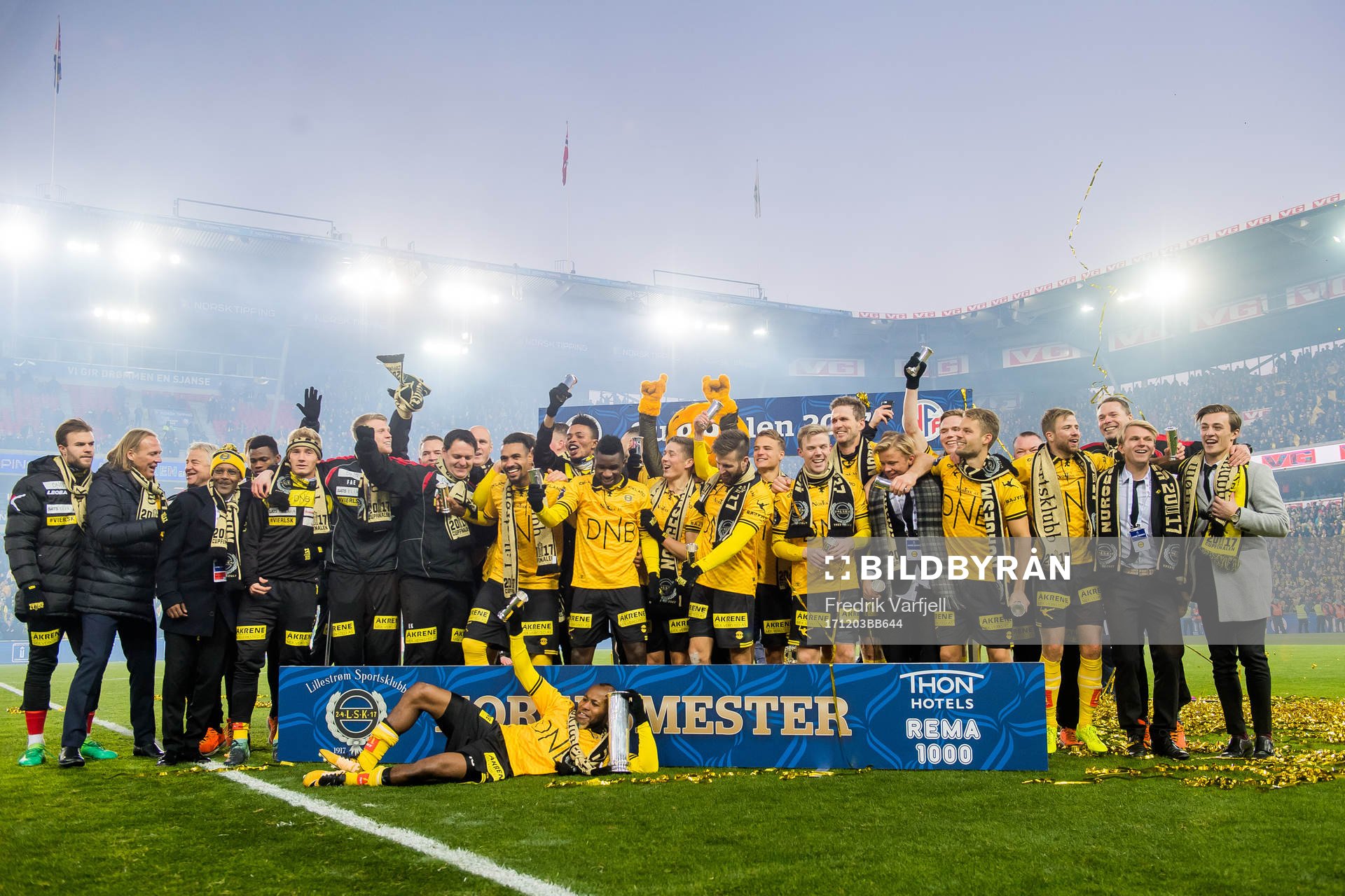 The players of Lillestrøm celebrate after the cup final match between Lillestrøm and Sarpsborg 08 on December 3, 2017 in Oslo.