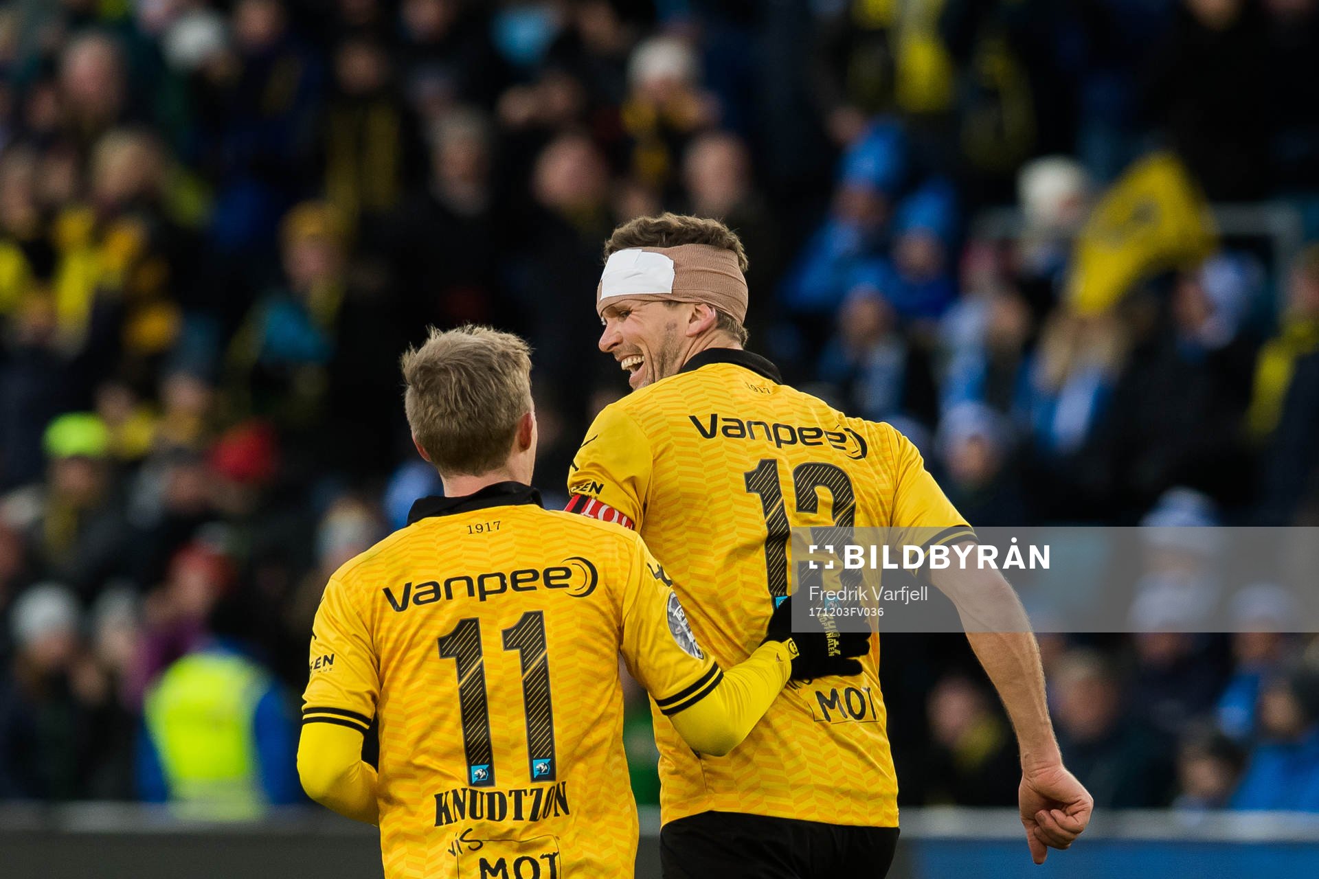 Frode Kippe of Lillestrøm celebrates with his teammate