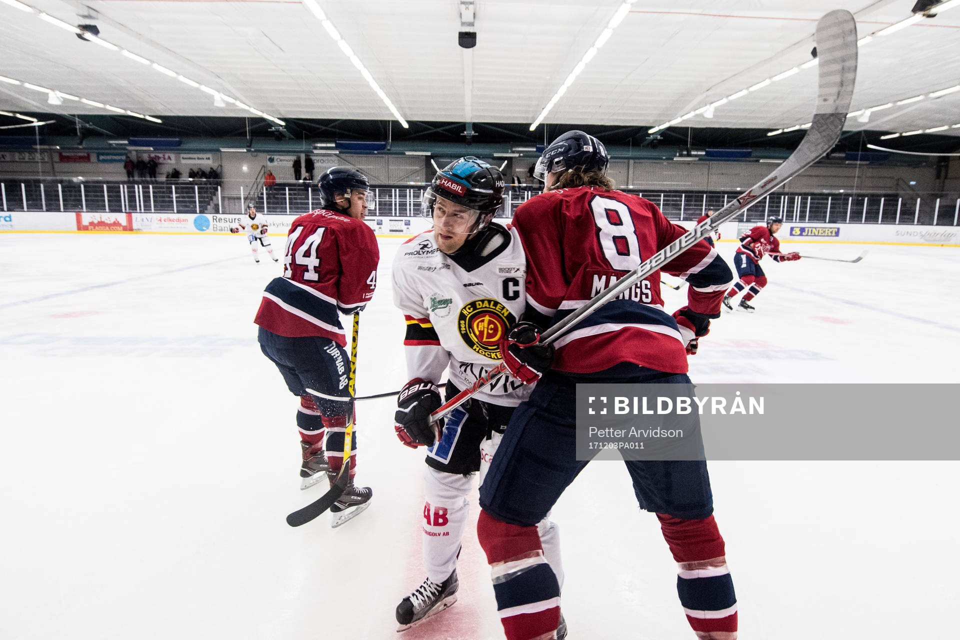 Dalens Erik Glimberg tacklas av Helsingborgs Victor Mångs