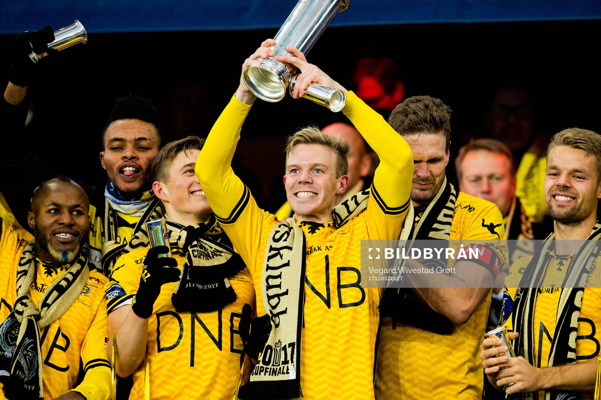 Erling Knudtzon of Lillestrøm lifts the cup trophy