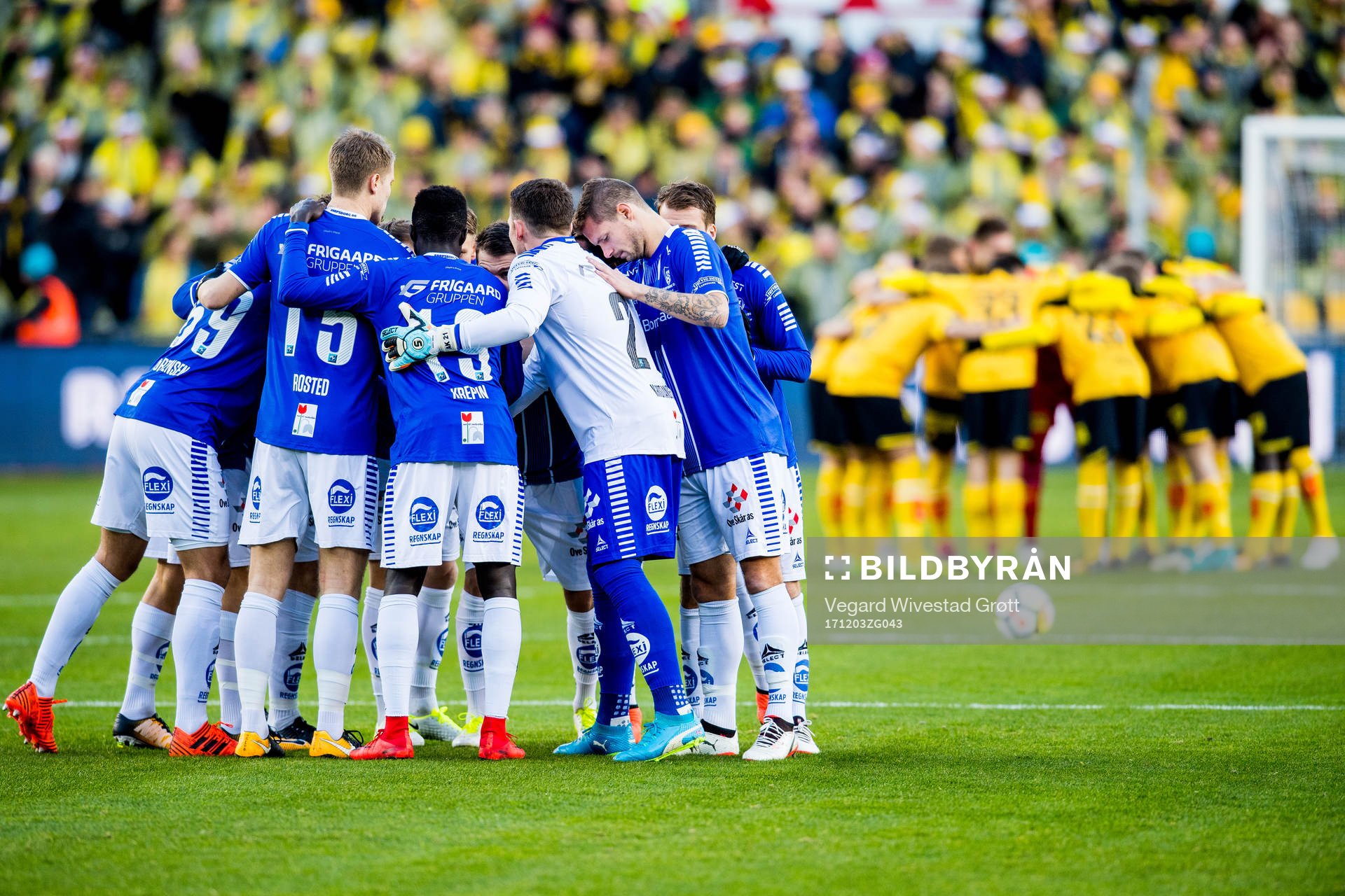 Players of Sarpsborg 08 gather in a circle