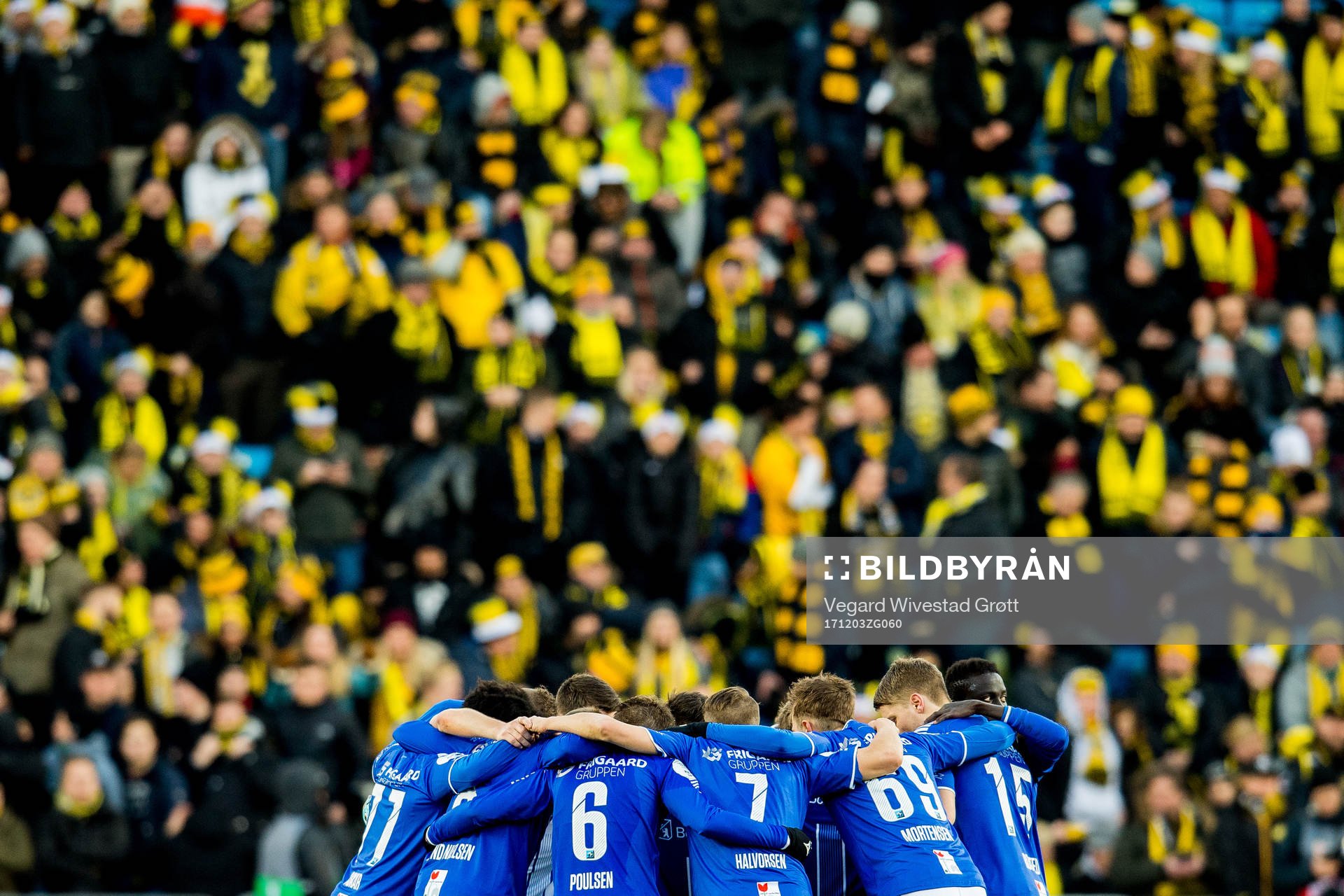 Players of Sarpsborg 08 gather in a circle